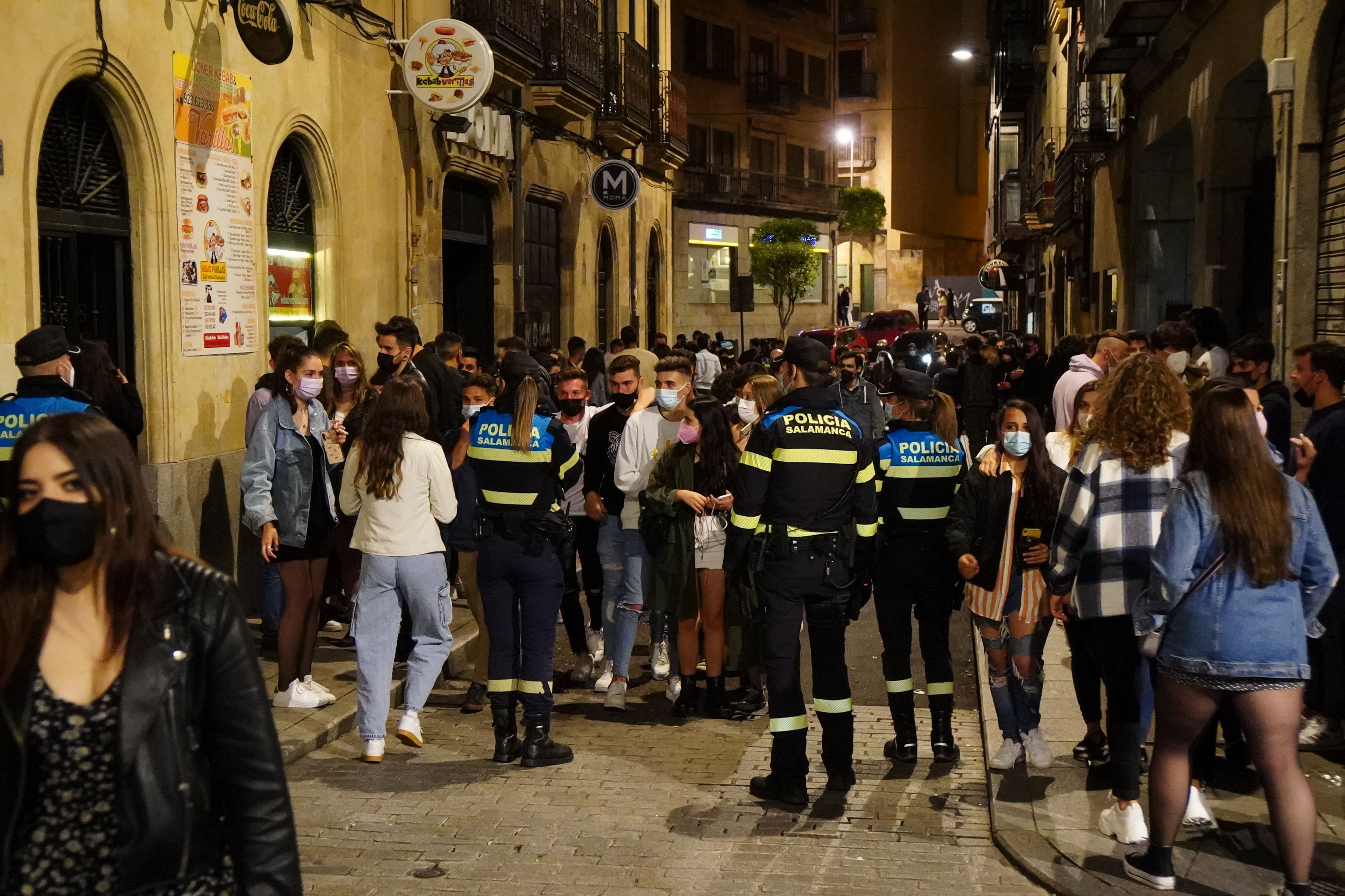 España notifica 5.733 casos y 33 muertes, mientras la incidencia baja a 139