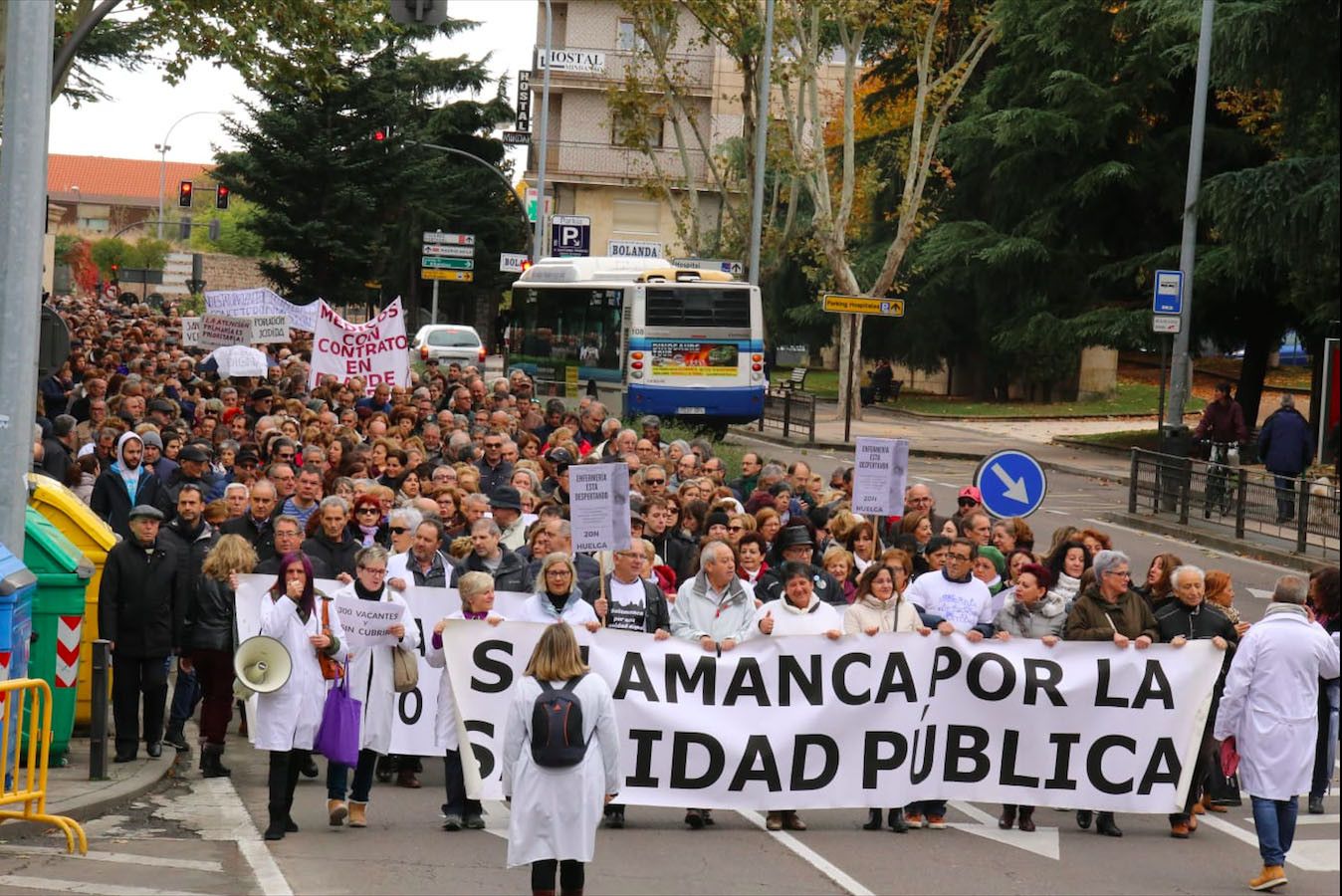 La marea blanca vuelve a recorrer este domingo Salamanca para defender la sanidad pública y "que los aplausos en los balcones se transformen en apoyo en las calles"