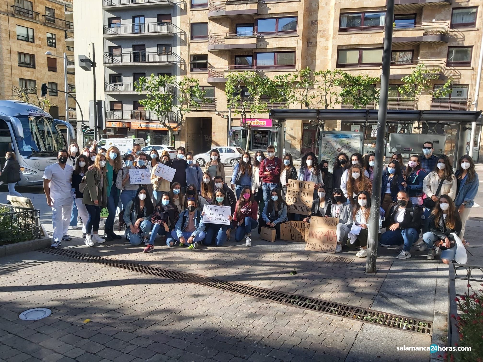 Médicos salmantinos se concentran frente al Ministerio de Sanidad contra la adjudicación telemática de plazas MIR