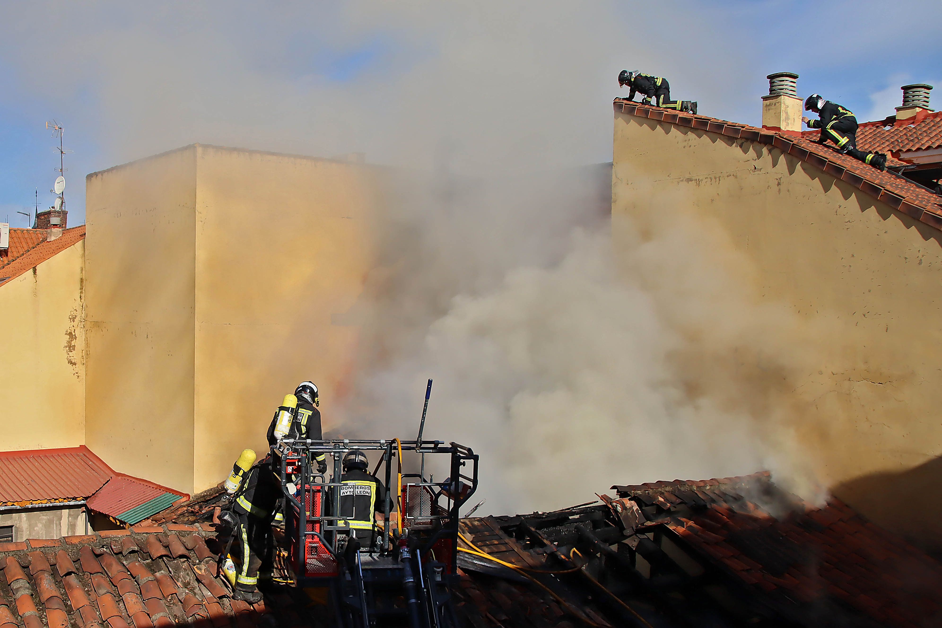 Un incendio en un local de hostelería de la calle Cervantes de León provoca una enorme columna de humo