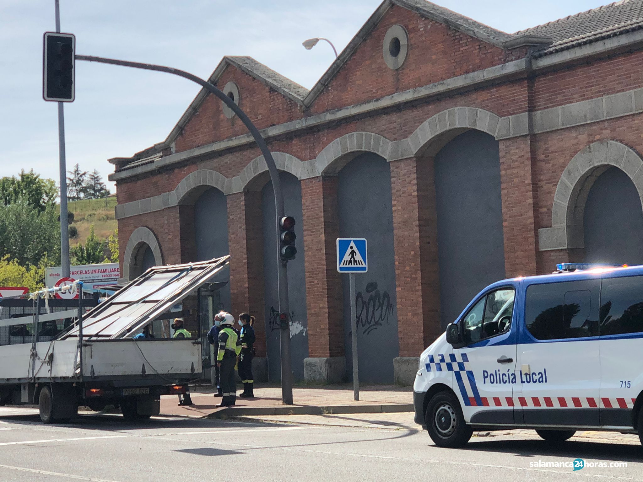 Herida en una pierna al caerle una farola que había golpeado previamente un vehículo en Lasalle