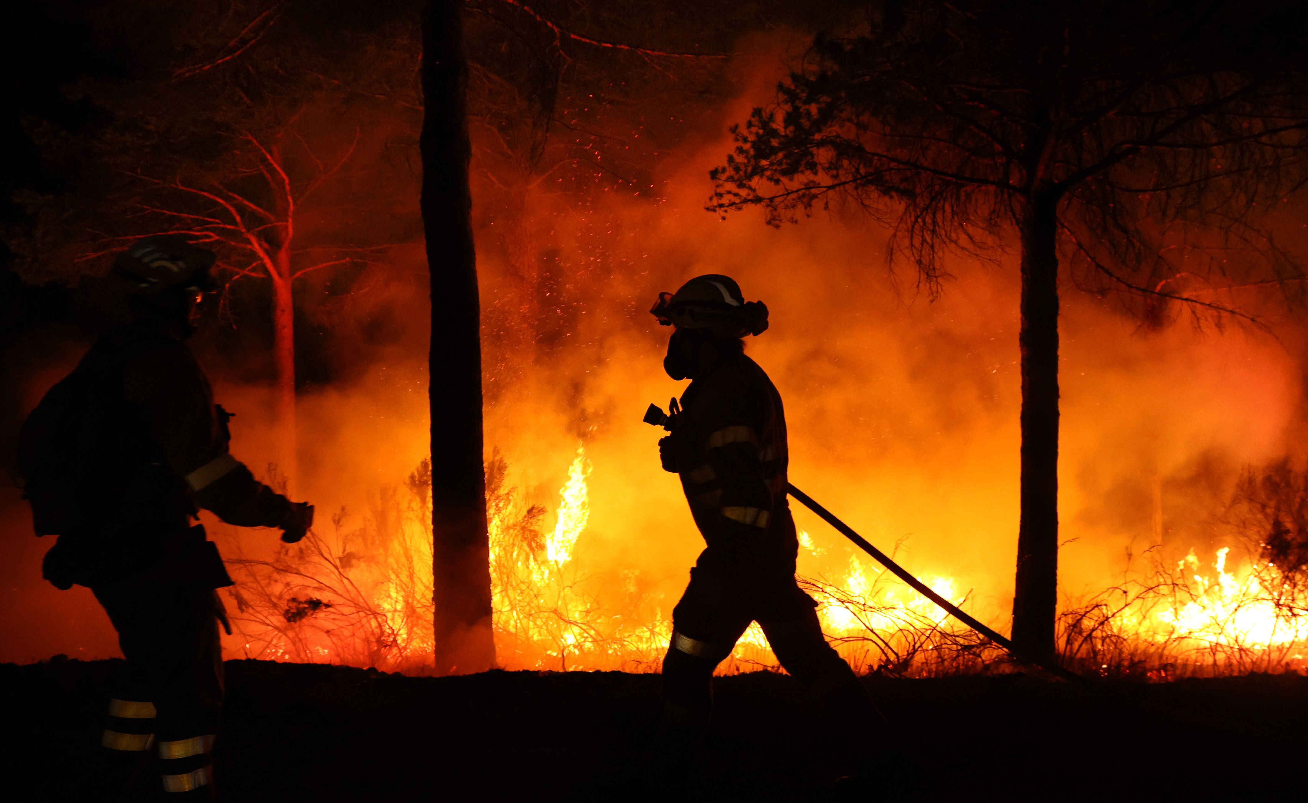 Bomberos trabajando en un incendio en la provincia de Salamanca | FOTO: JOSÉ VICENTE (ICAL)