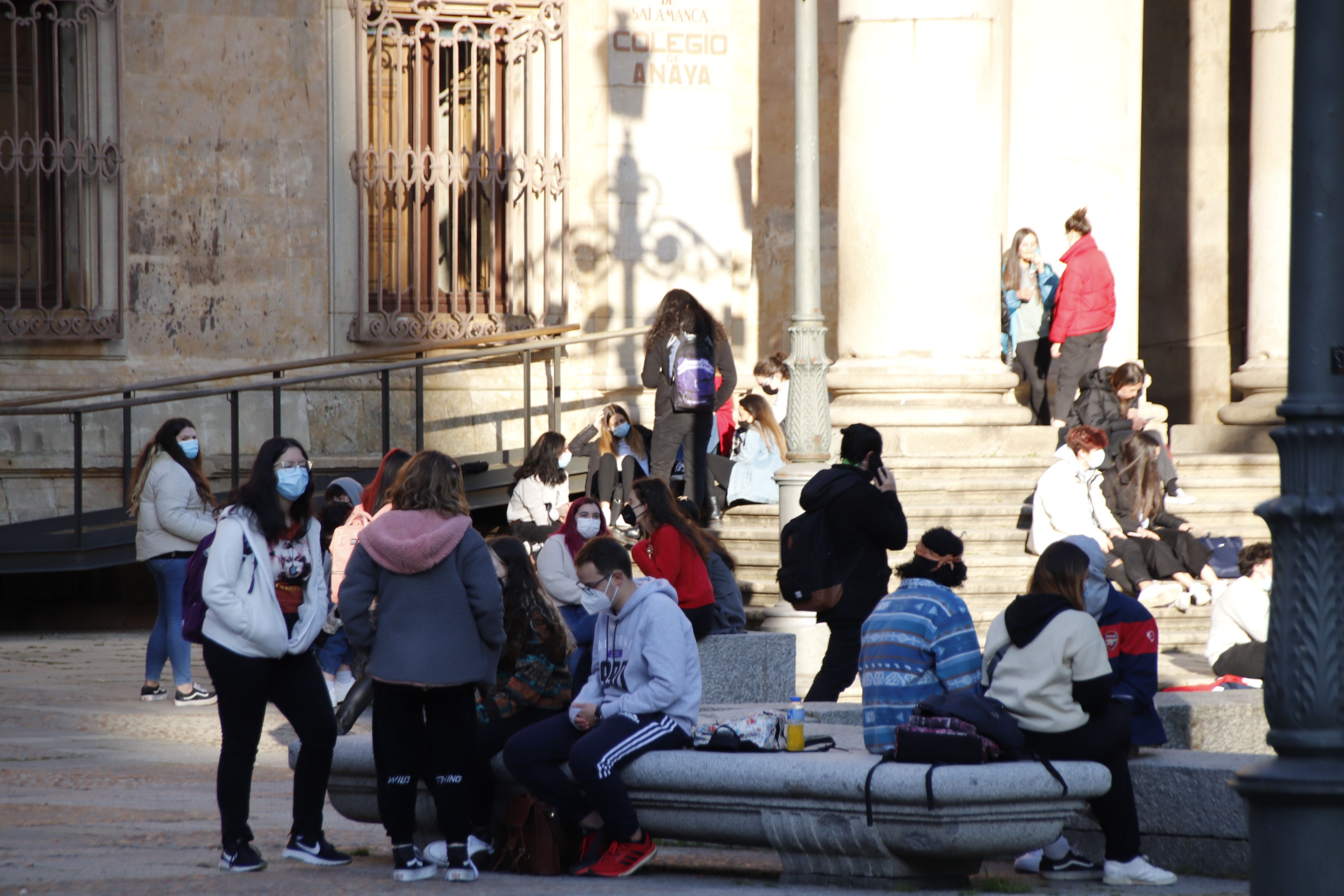 Jóvenes disfrutan del buen tiempo en la plaza de Anaya