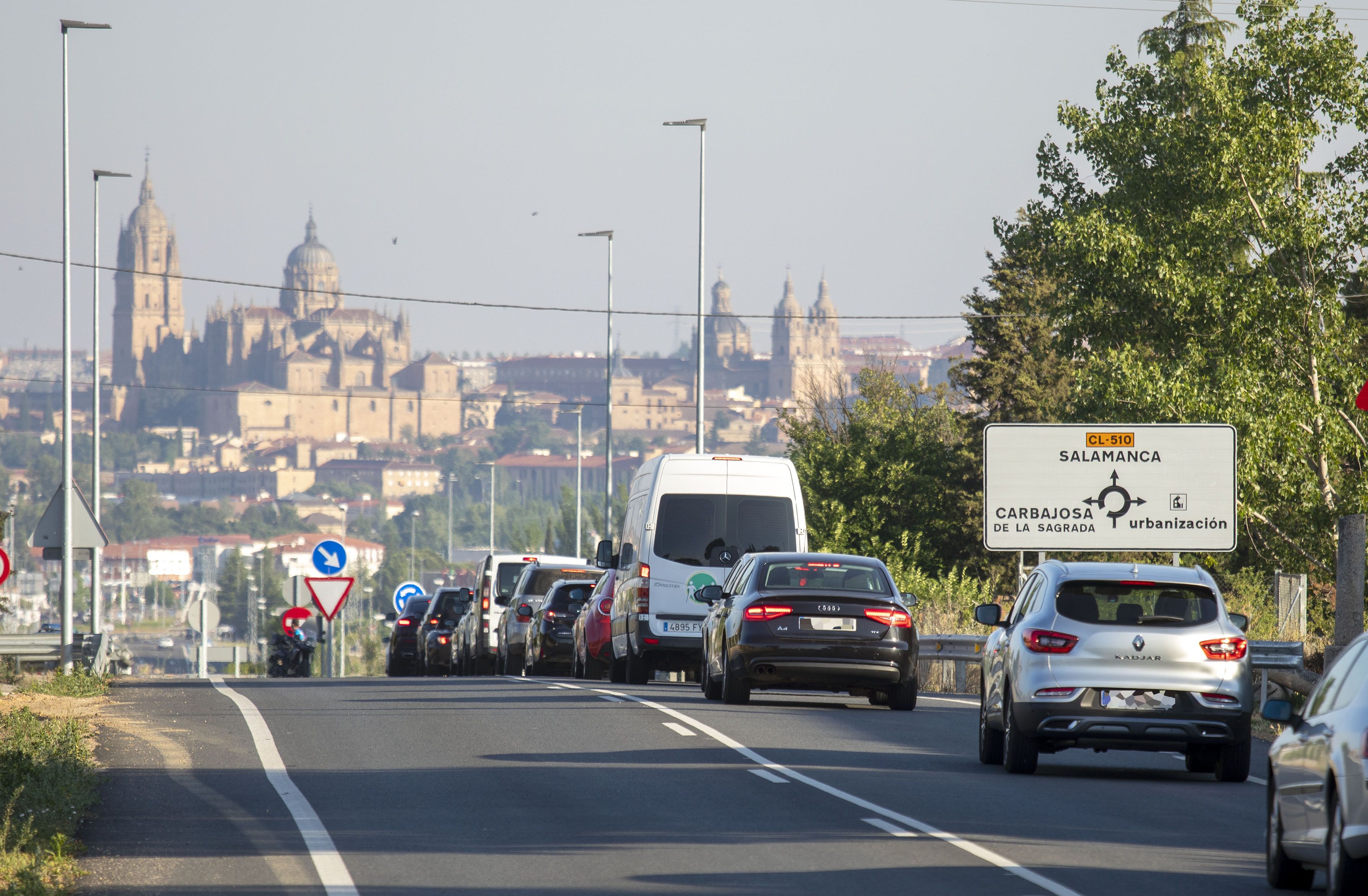 Vehículos acceden a la capital desde la carretera de Alba. | FOTO: ICAL