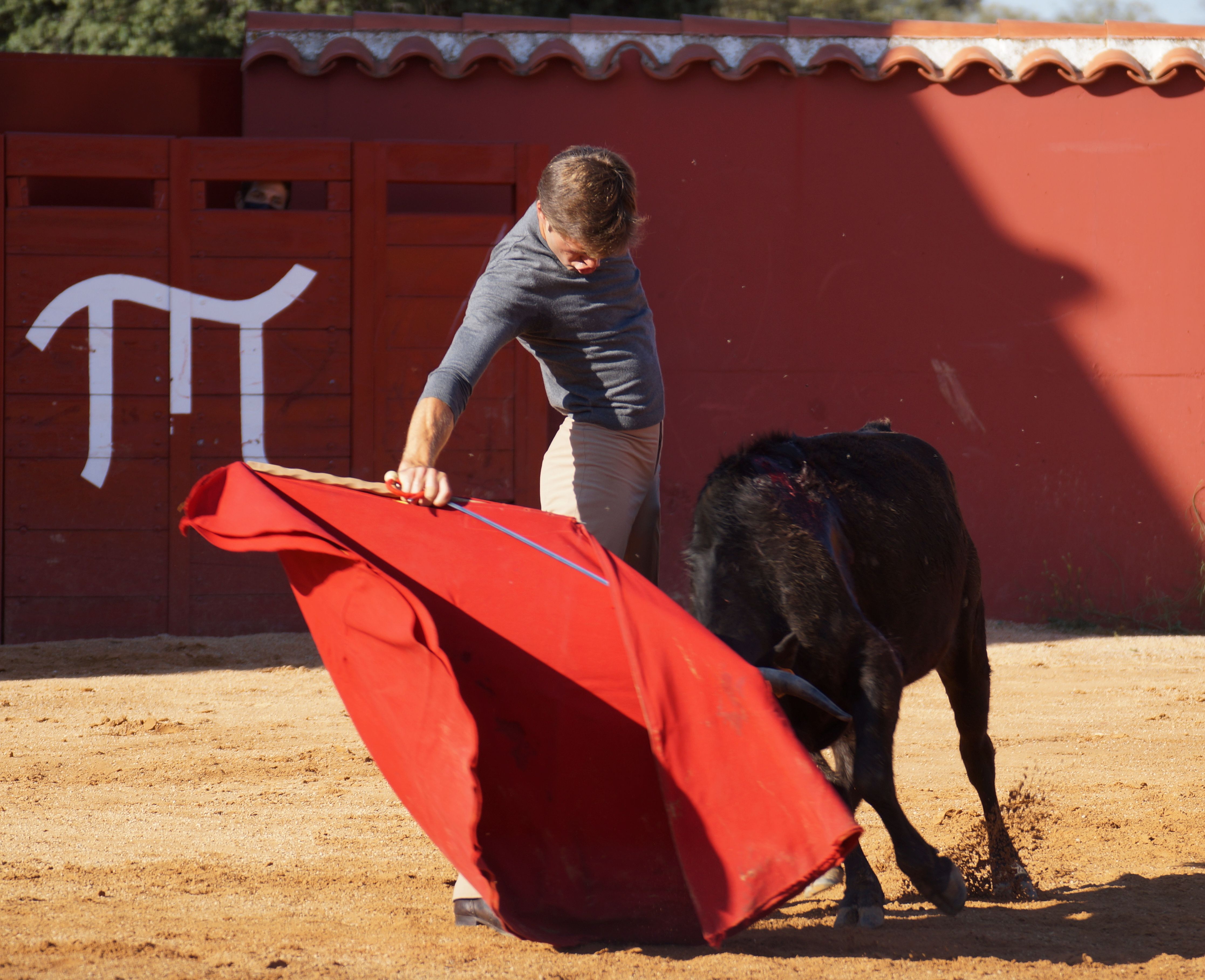 Juan Leal toreando con la diestra en El Pilar