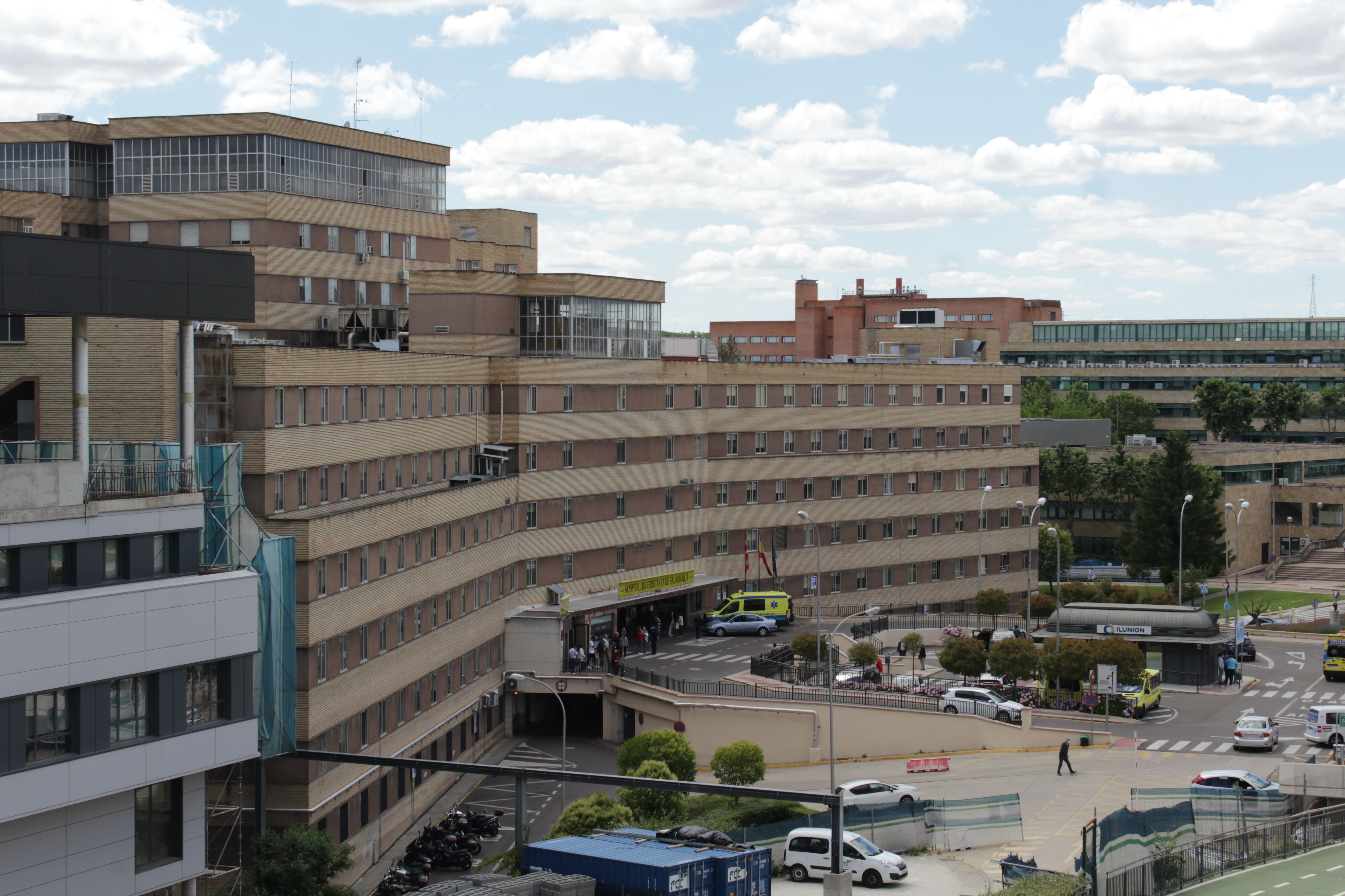 El Hospital Clínico, de fondo, con el Nuevo Hospital delante  