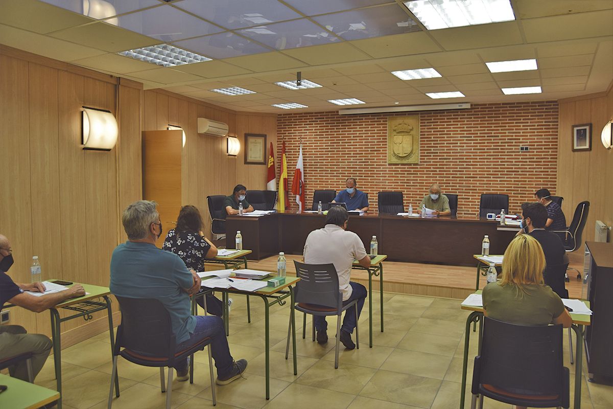 Un momento de la reunión plenaria del Ayuntamiento de Macotera