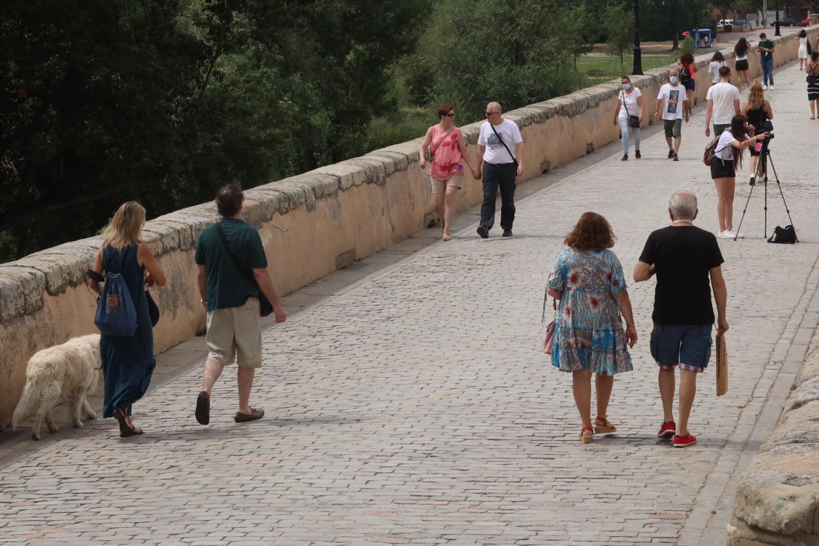 Gente paseando por el Puente Romano.