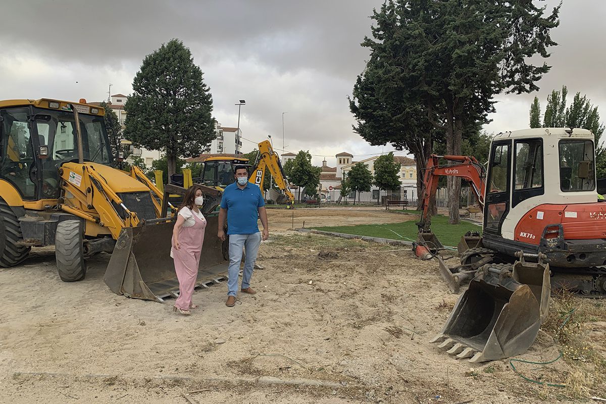 La alcaldesa de Peñaranda, Carmen Ávila, y el concejal de Obras, Antonio Poveda, han visitado las obras de reforma de la Huerta