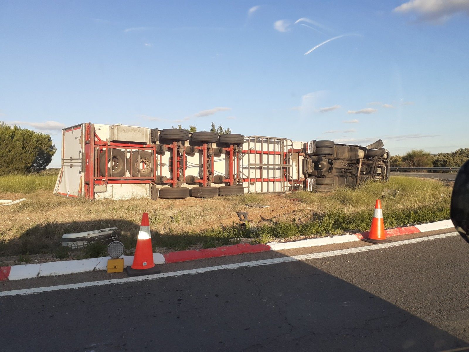 Camión volcado junto a La Rad en la glorieta