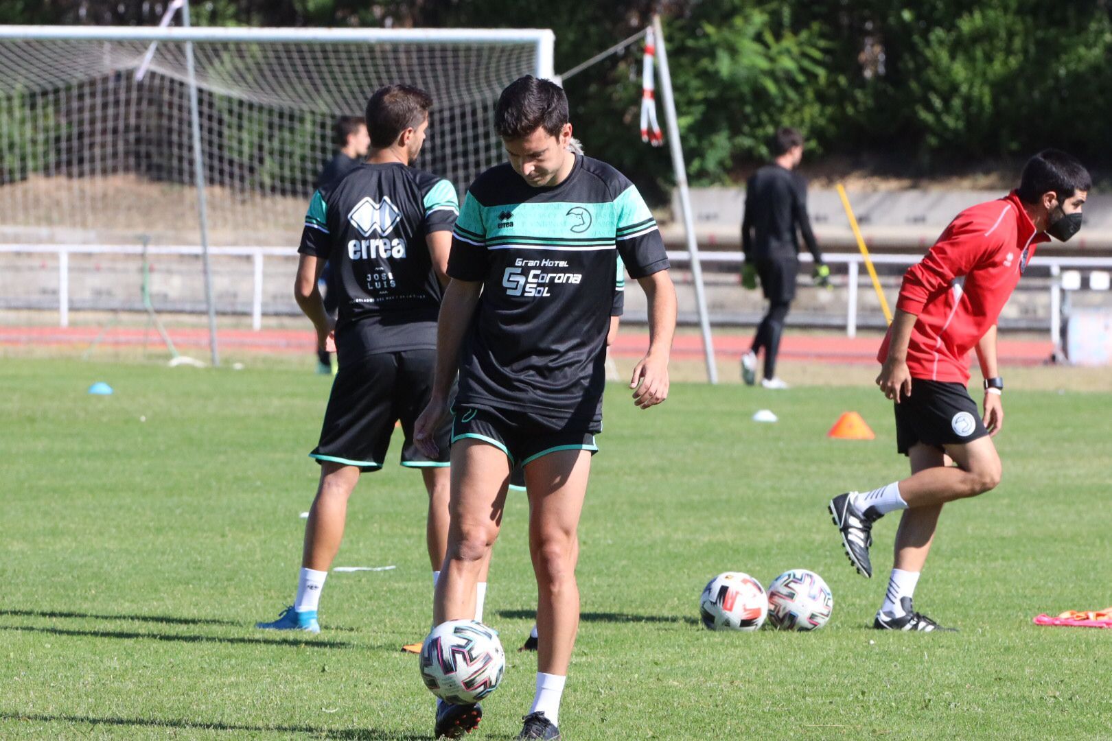 Nespral juega con el balón durante el entrenamiento.