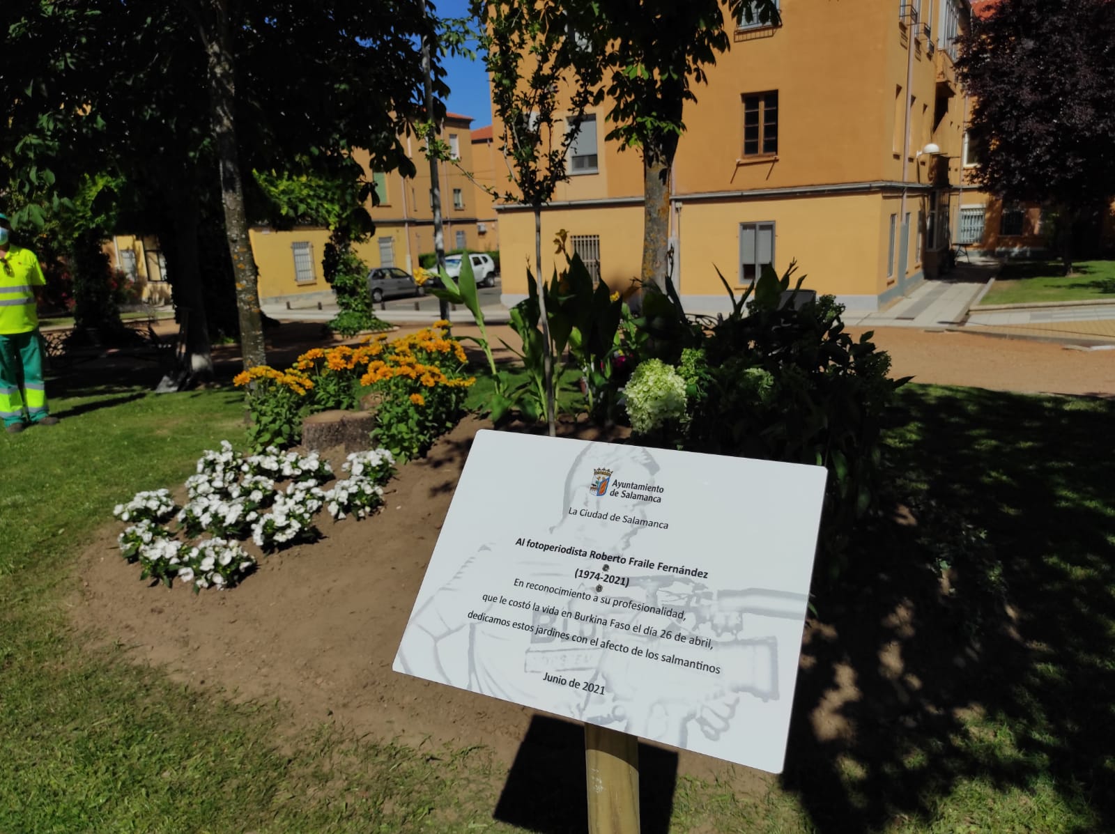 Placa en recuerdo a Roberto Fraile en el jardín que lleva su nombre 