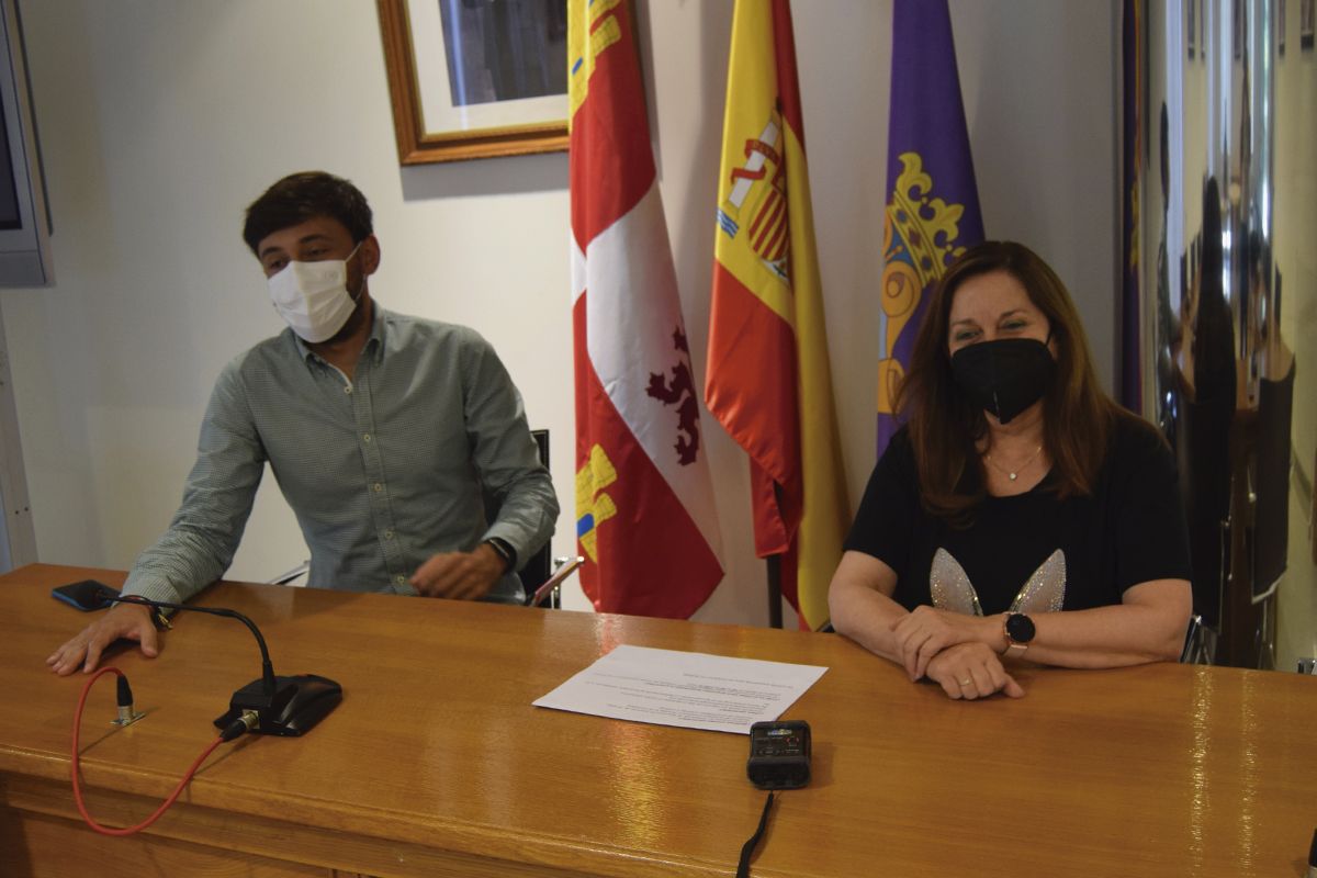 El primer teniente de alcalde, Francisco Diaz, y la alcaldesa de Peñaranda, Carmen Ávila de Manueles, han presentado los presupuestos participativos