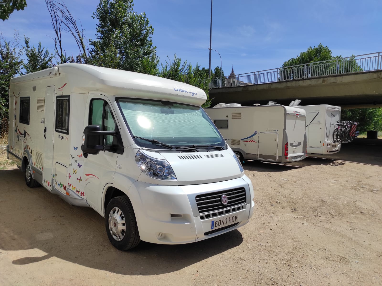 Autocaravanas en el aparcamiento de Salas Bajas (Salamanca). Foto SALAMANCA24HORAS 