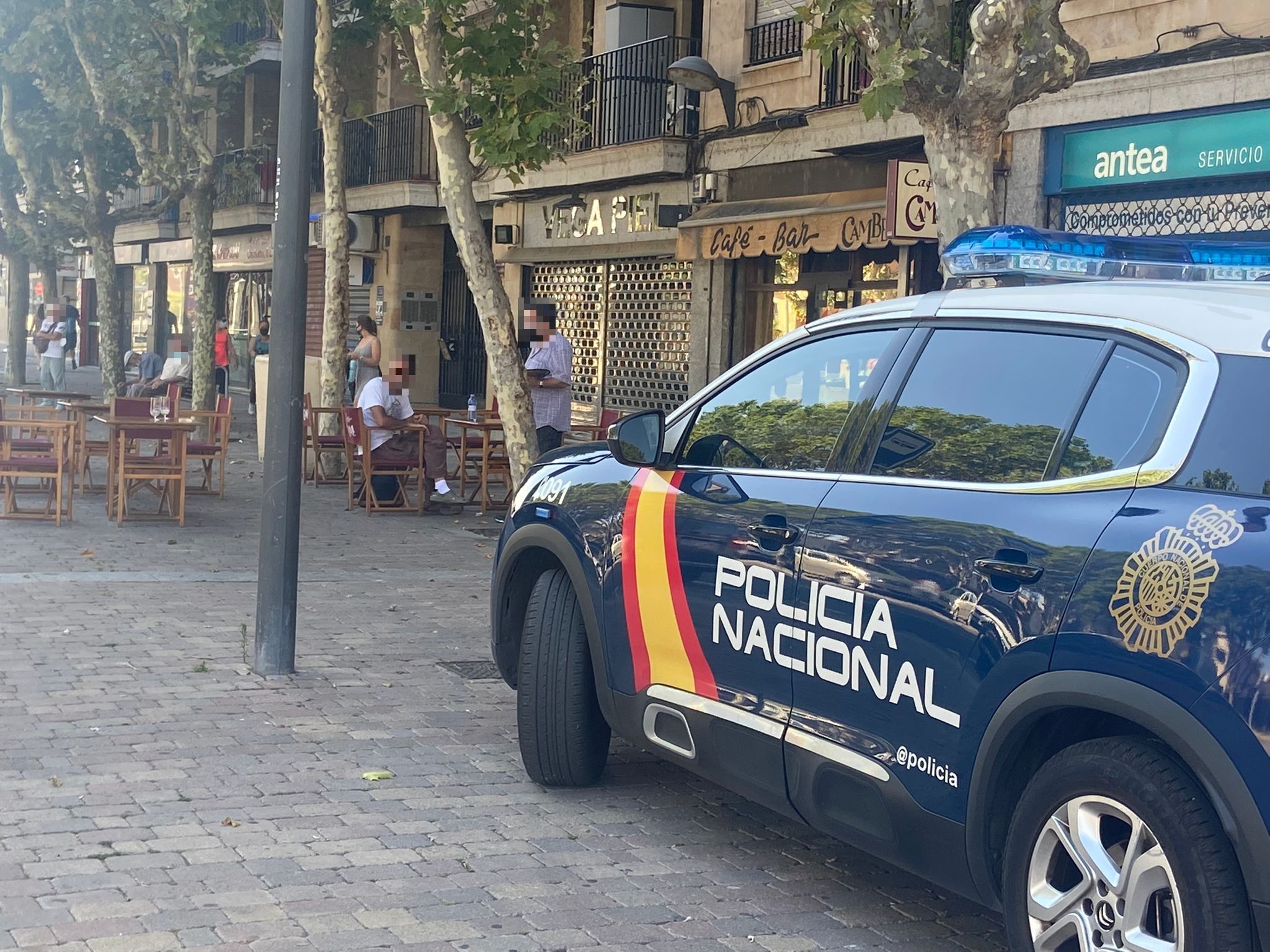 Policía Nacional en la avenida de los Reyes de España