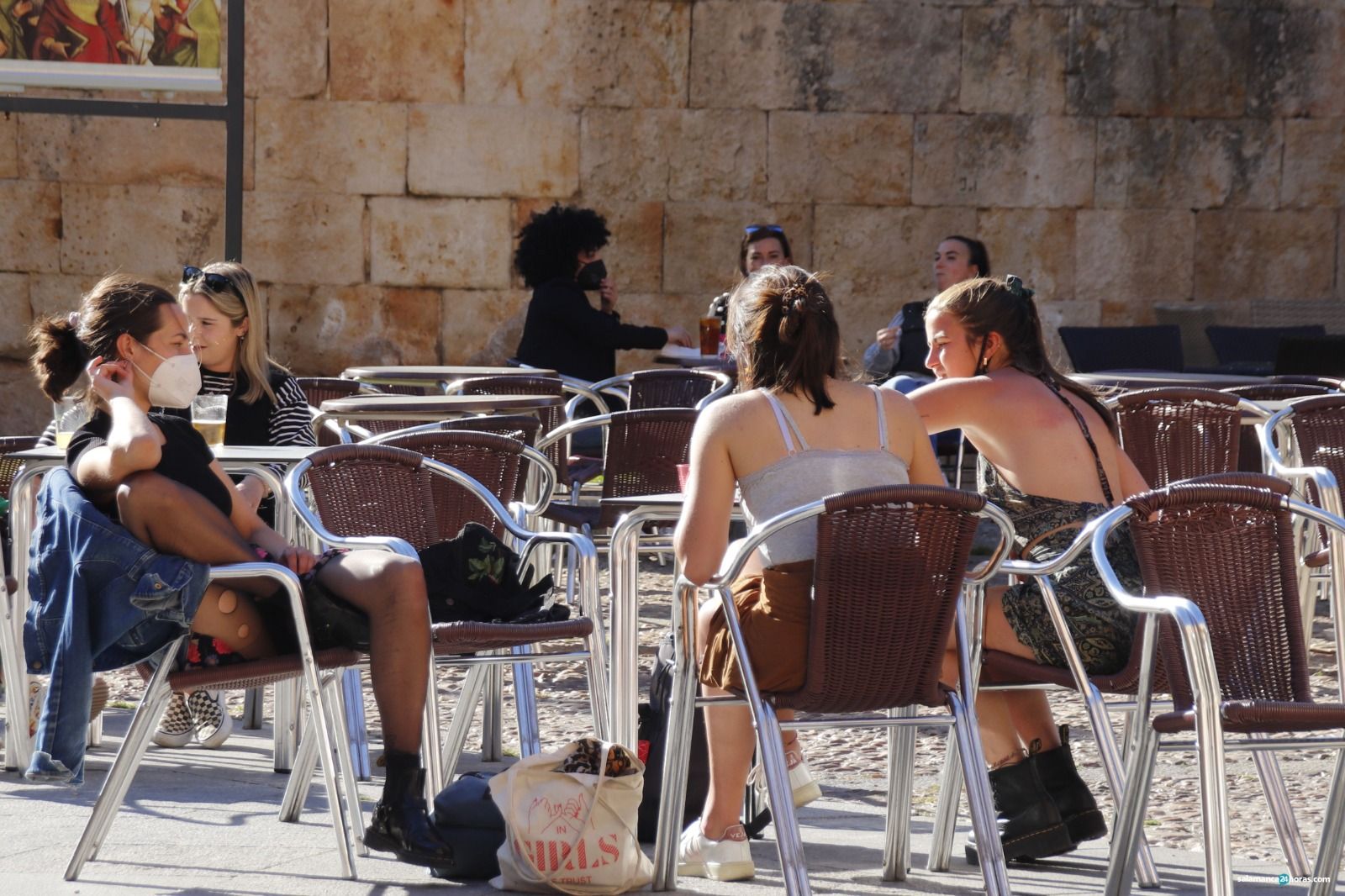 Varios jóvenes en una terraza de Salamanca.