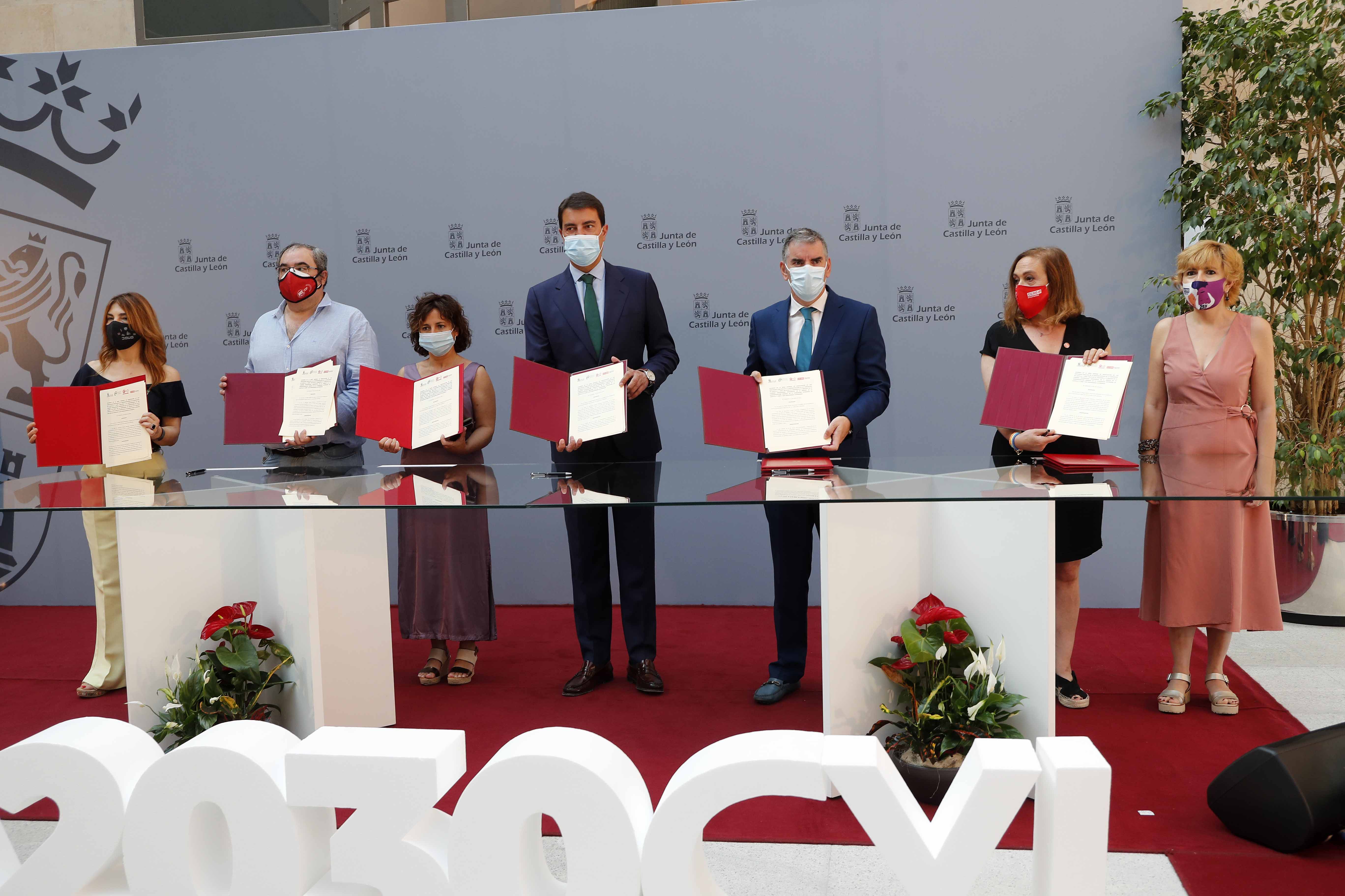 Firma del acuerdo entre el consejero de presidencia, Ángel Ibáñez, y los sindicatos. Foto Junta de Castilla y León