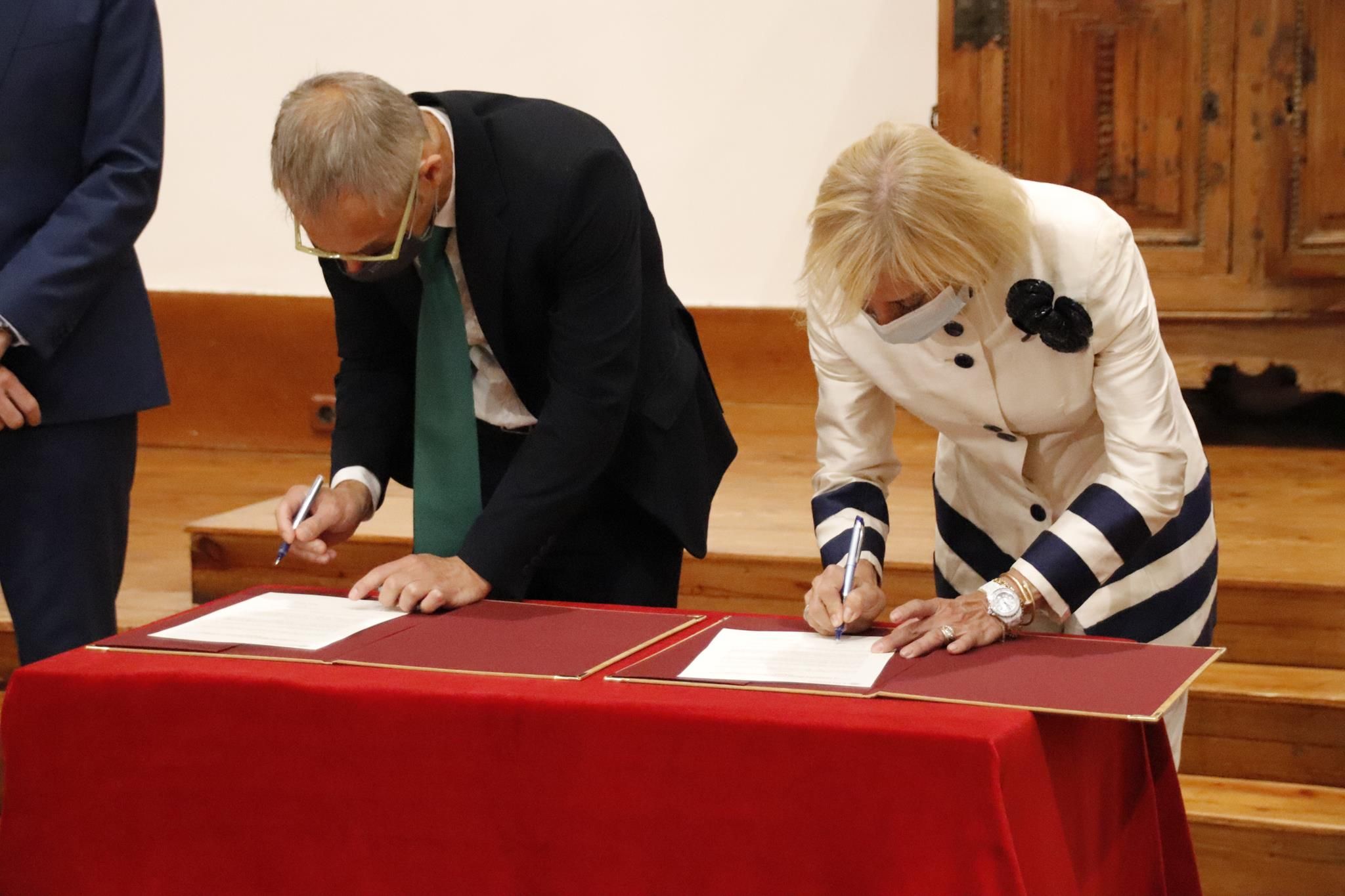 Firma de la cesión de los documentos originales de la adhesión de España a la CEE 