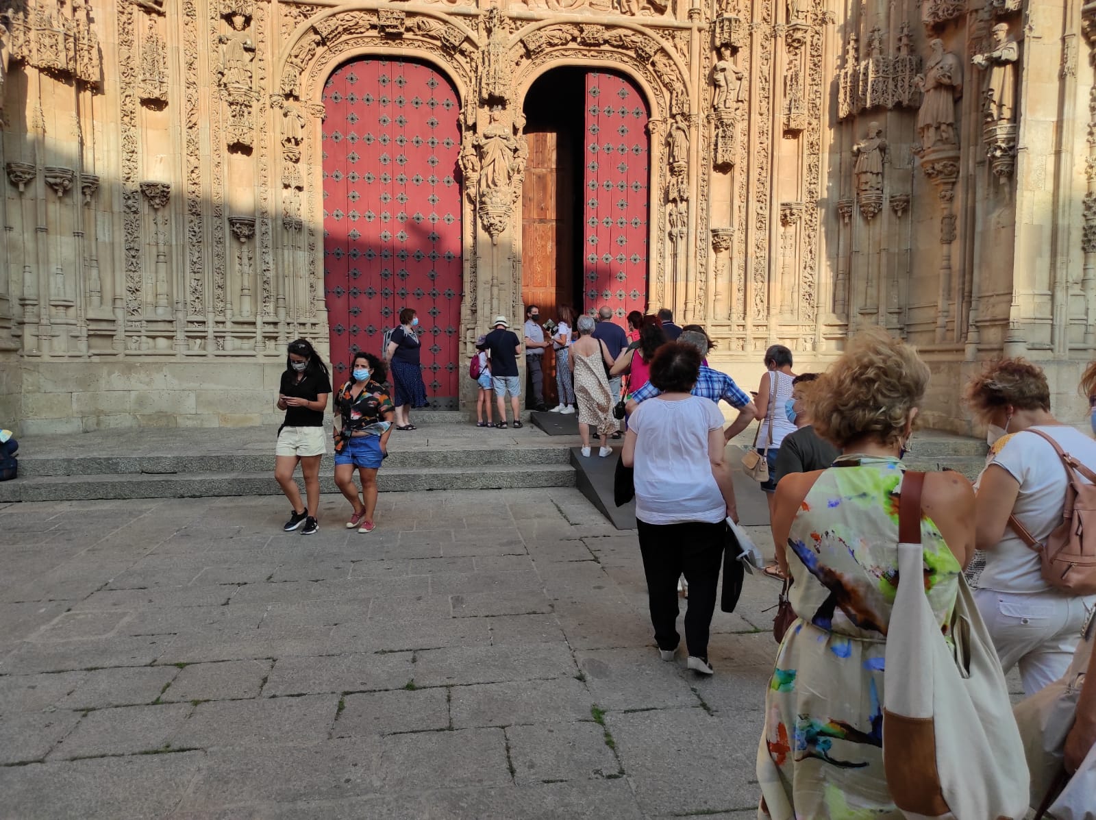 Varios ciudadanos hacen cola para entrar en la Catedral Nueva de Salamanca.