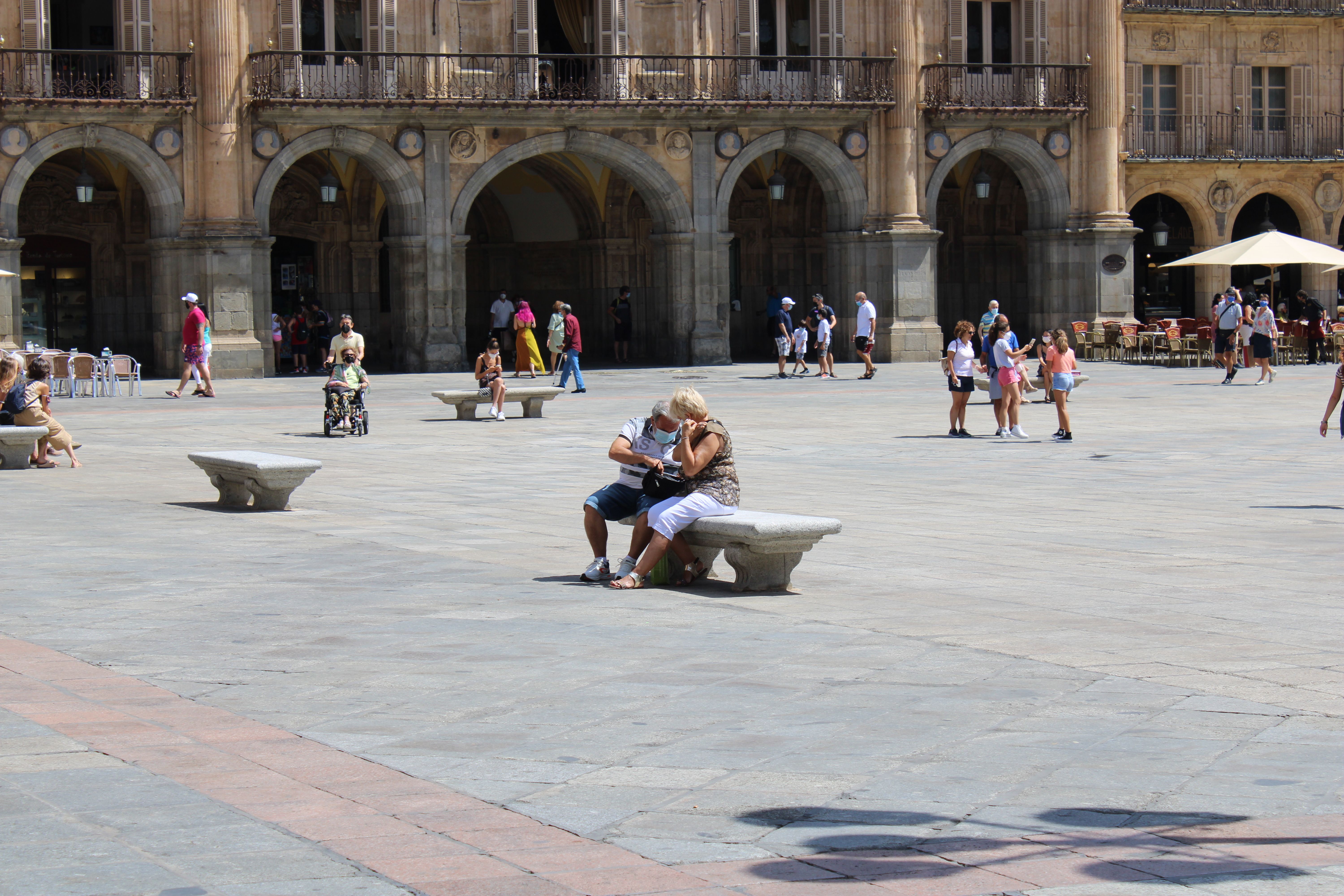 Turistas y vecinos de la ciudad pasean en la Plaza Mayor de Salamanca. Foto: SALAMANCA24HORAS