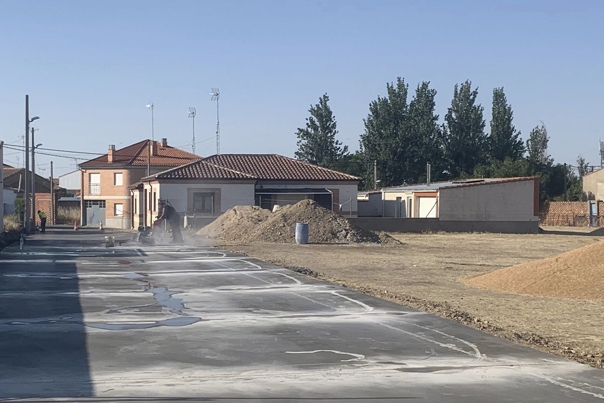 Trabajos  de pavimentación de dos caminos en  El Campo de Peñaranda 