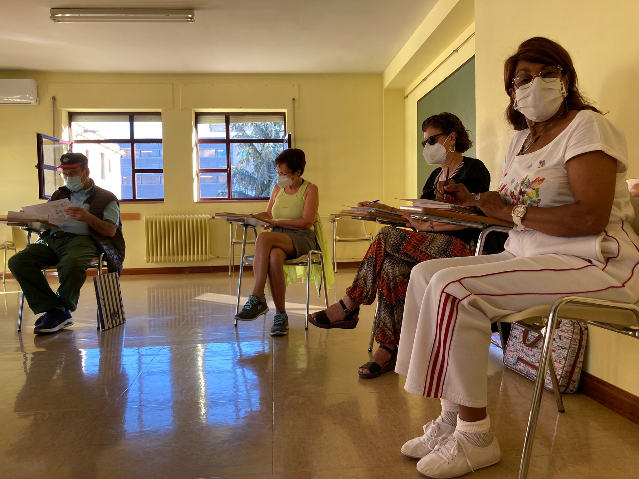 Alumnos de inglés en el Centro de Mayores Juan de la Fuente