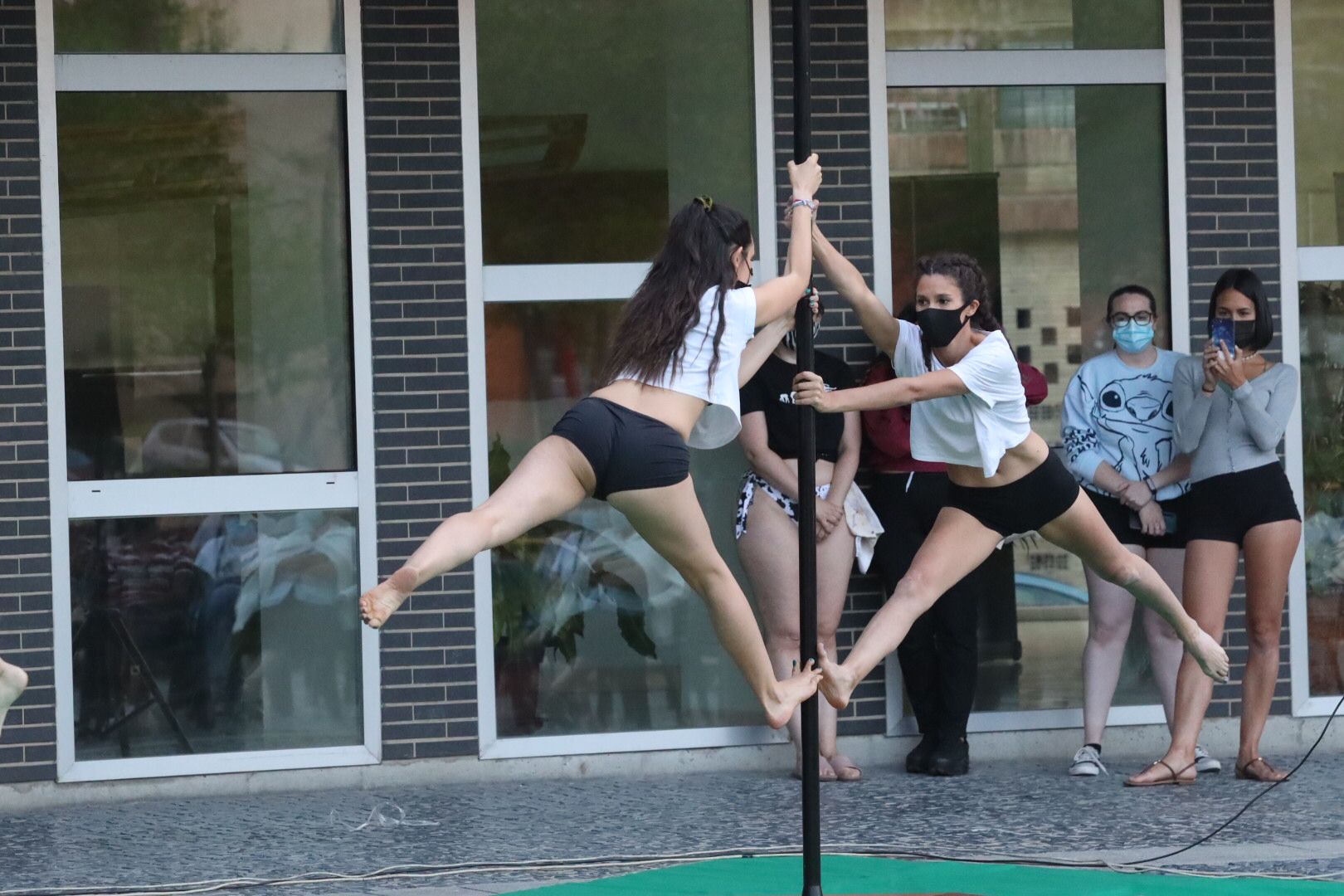 Espectáculo de pole dance en Santa Marta de Tormes 2021 08 01 at 21.08.20 (1)