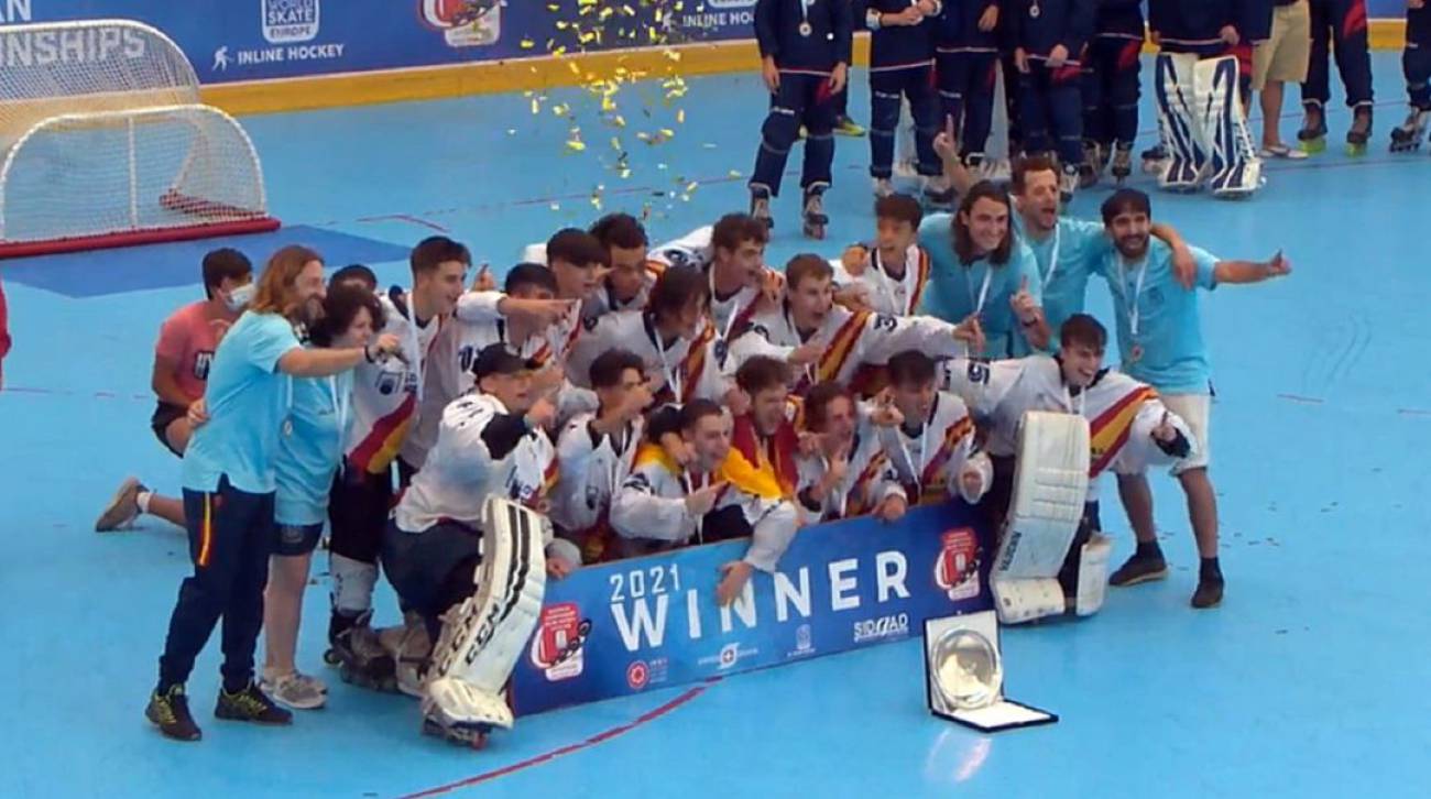 La Selección Española sub18 de hockey patines celebra el título.