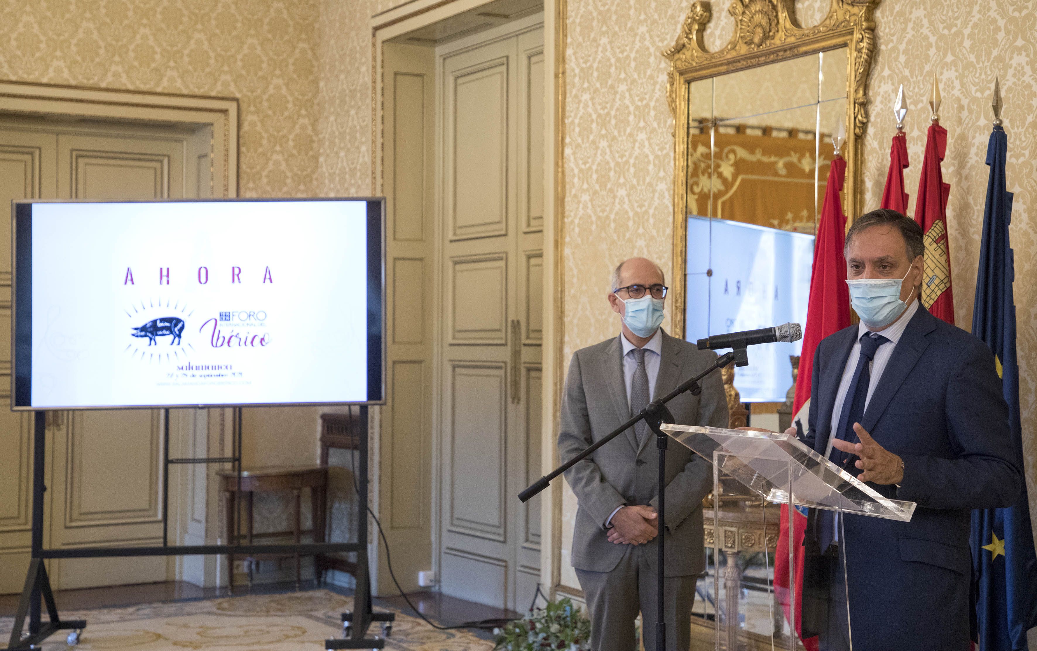 El alcalde, Carlos García Carbayo, y el presidente de la Diputación, Javier Iglesias, durante la presentación del III Foro del Ibérico