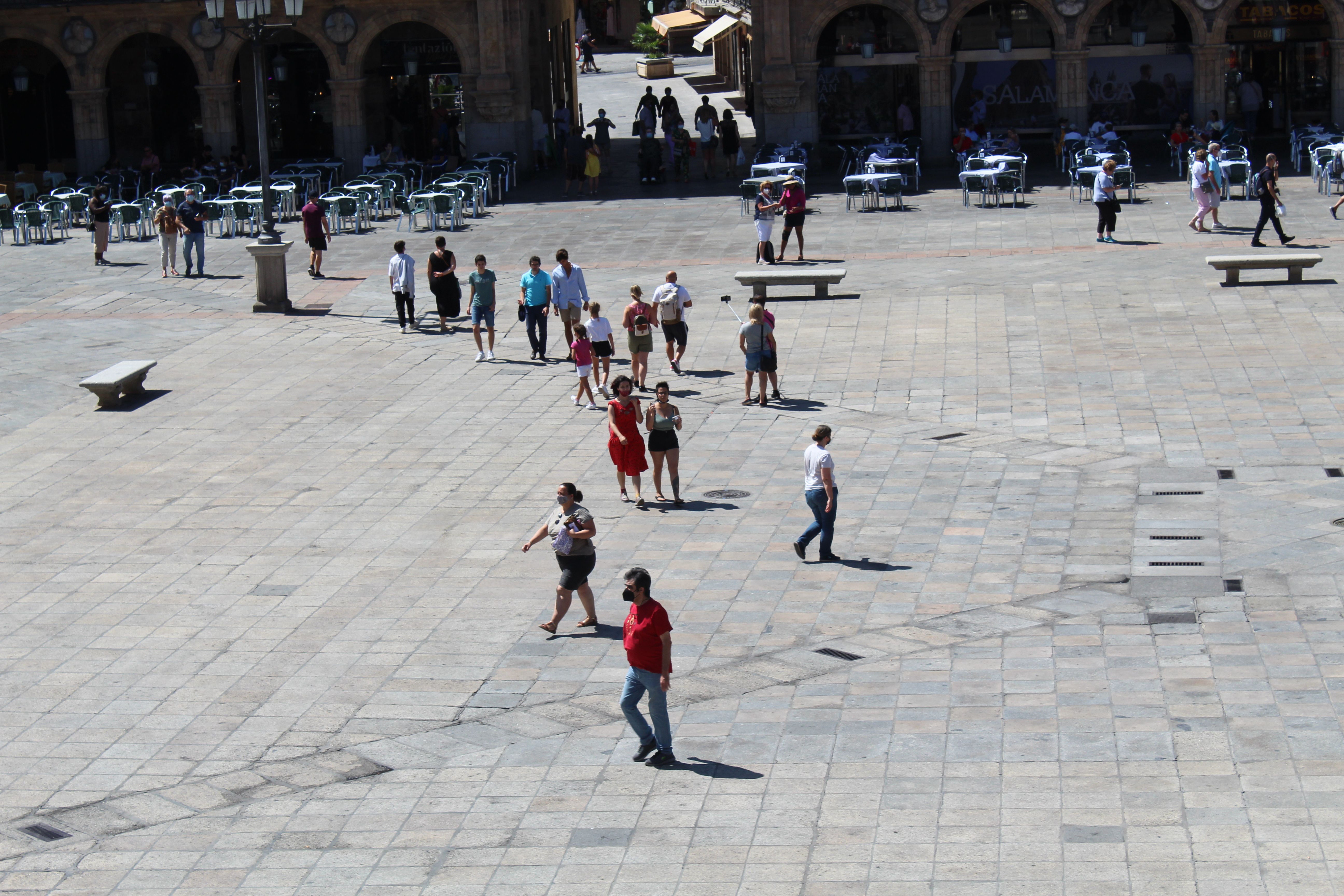 Ciudadanos y turistas paseando por la Plaza Mayor de Salamanca