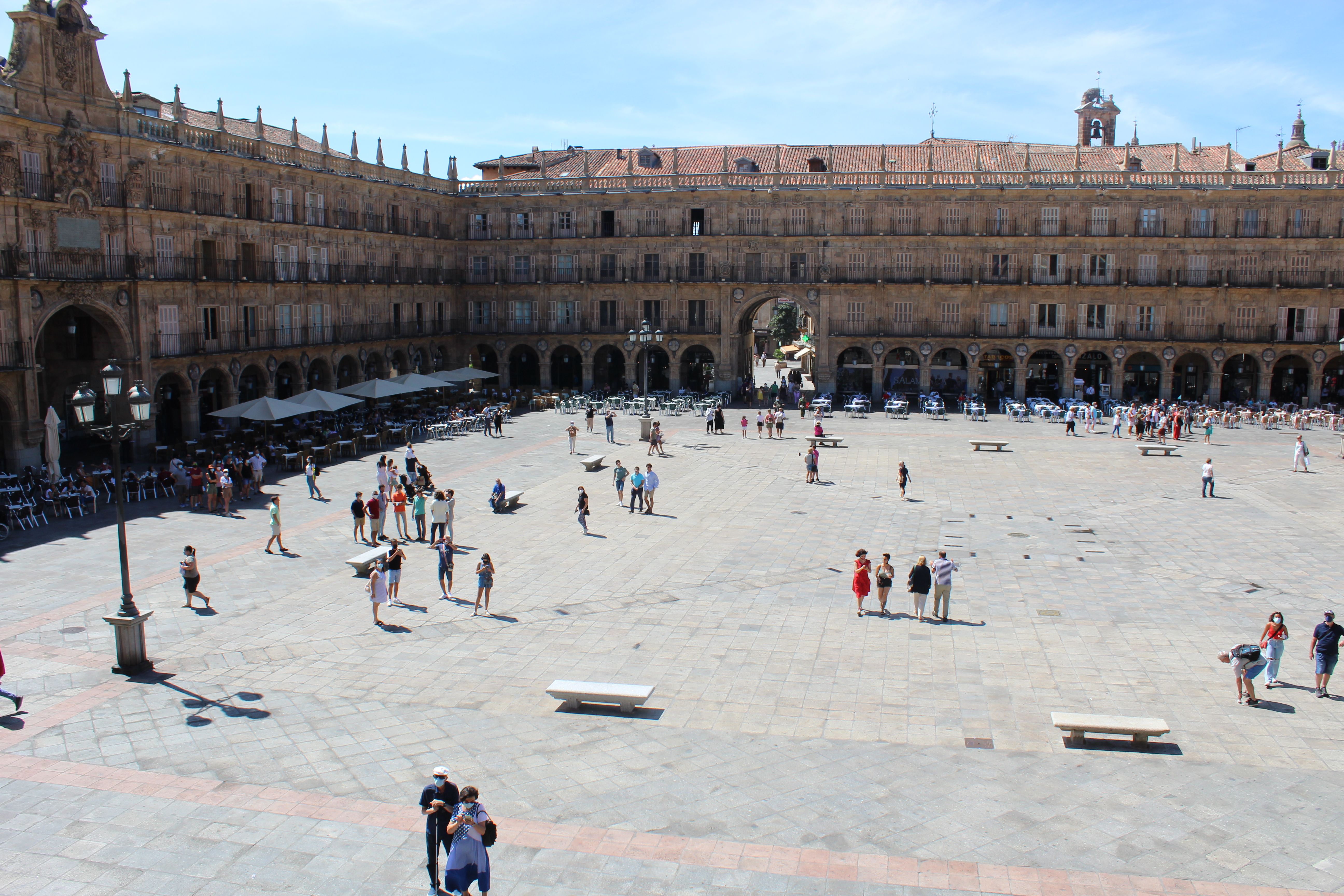 Ciudadanos y turistas paseando por la Plaza Mayor de Salamanca