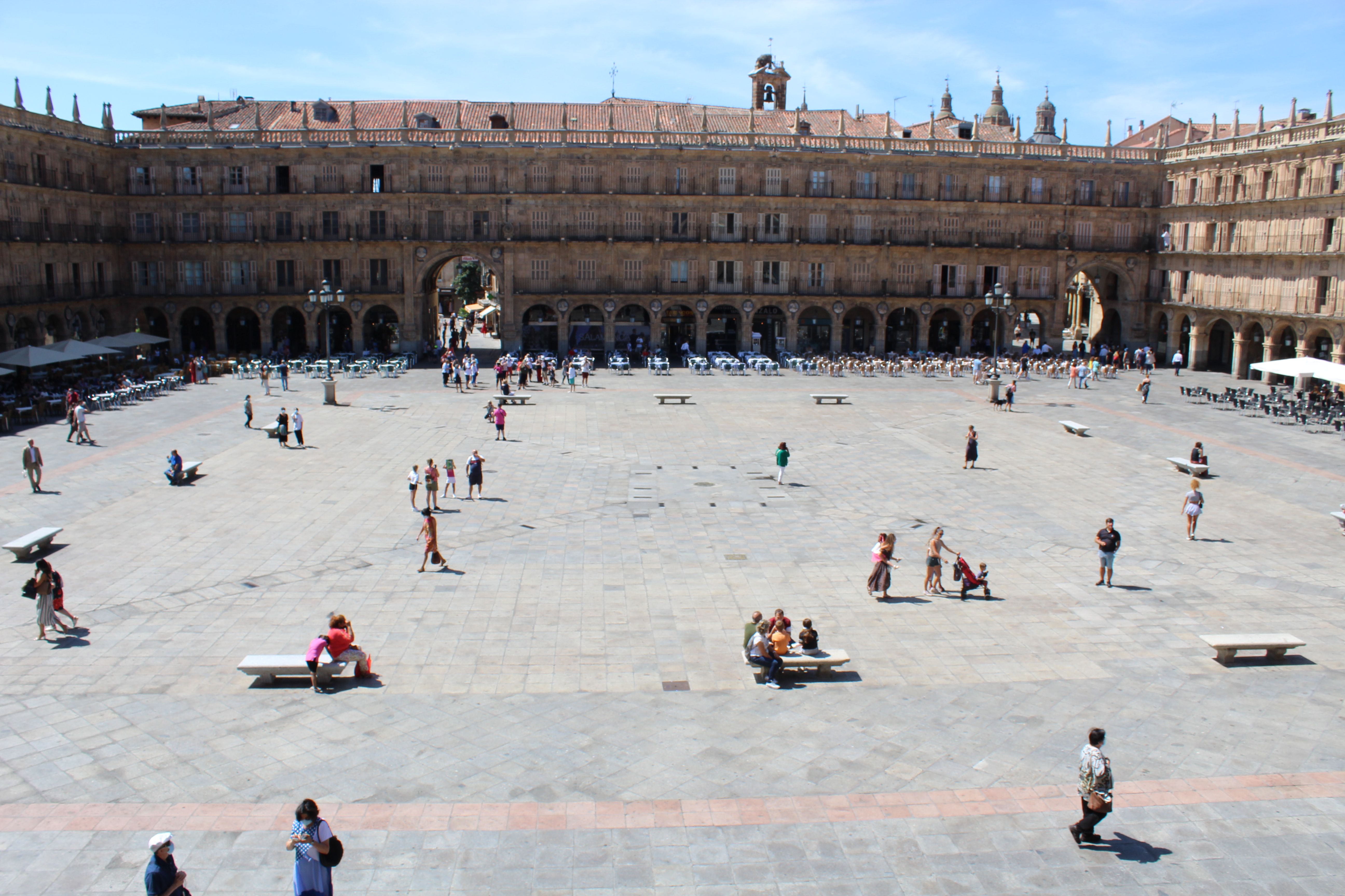 Ciudadanos y turistas paseando por la Plaza Mayor de Salamanca