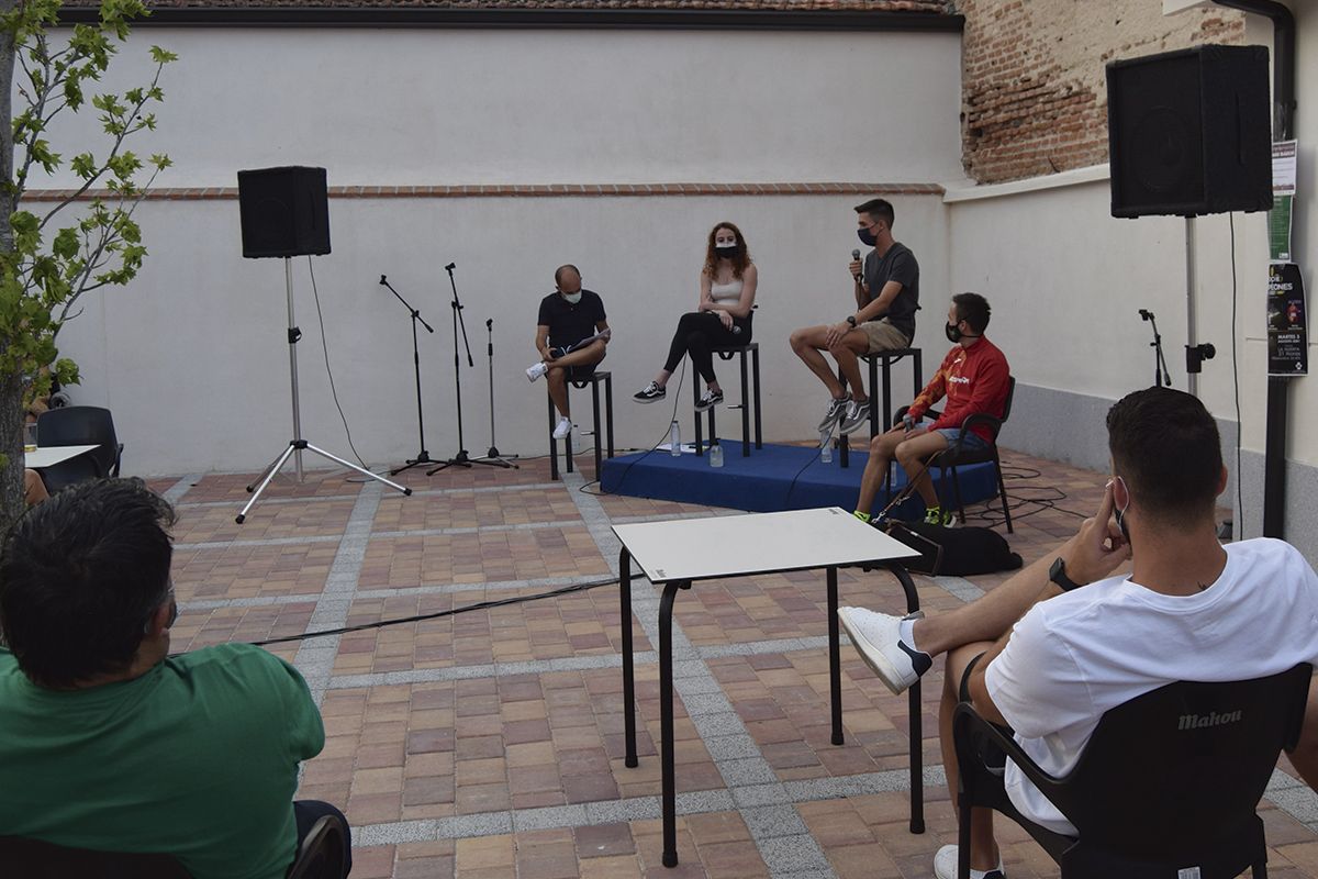 Lorena Martín Martín, Mario García Romo y Daniel Martín Anaya durante la charla organizada en Peñaranda