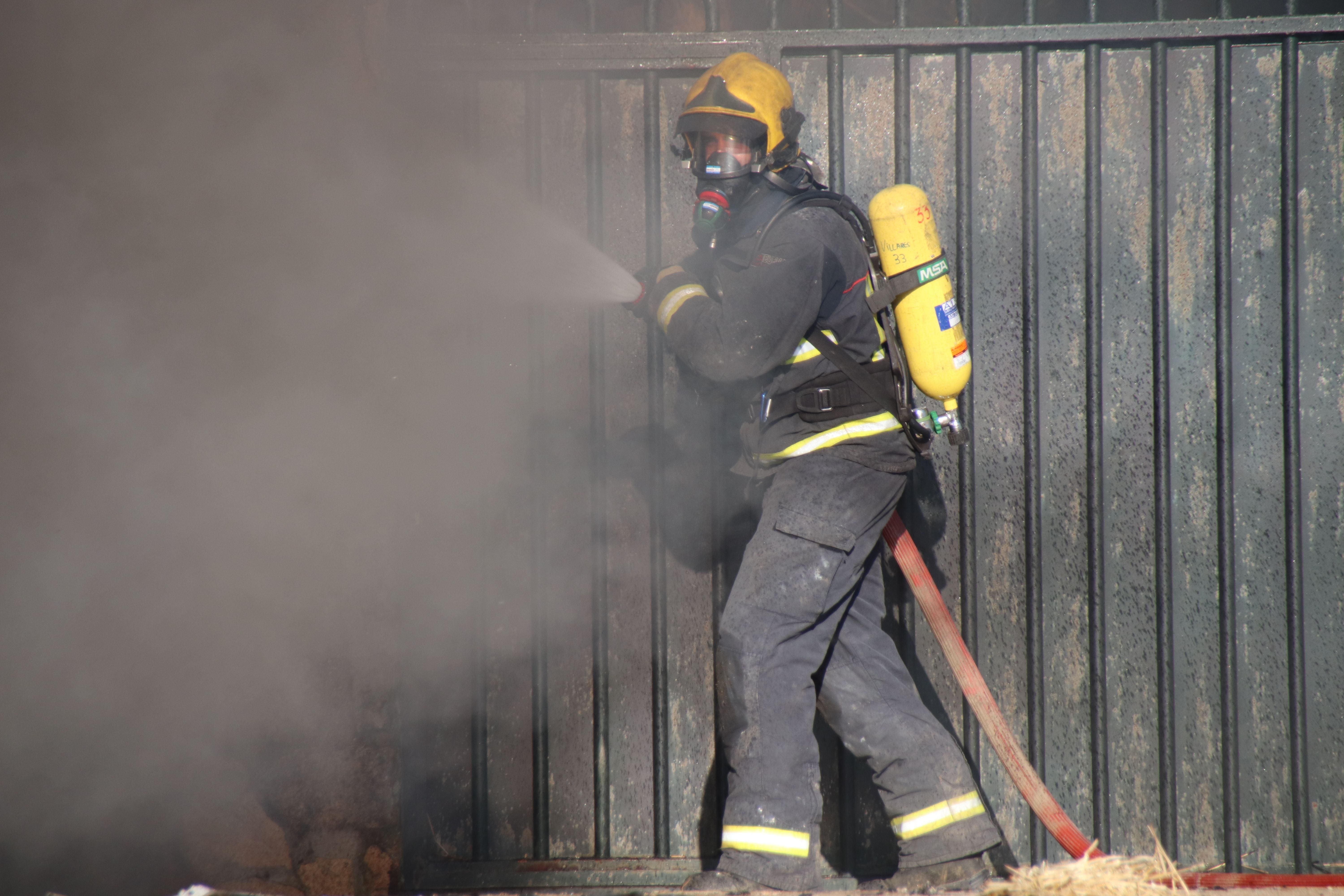 Un bombero se emplea para sofocar un fuego. Foto de archivo. 