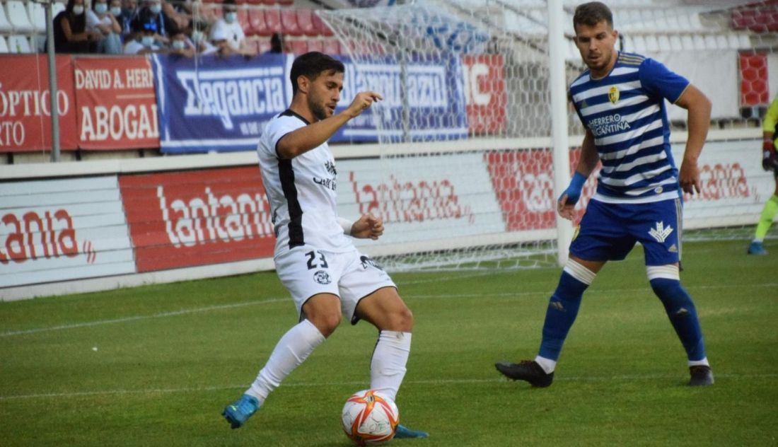 Losada retiene la bola | Foto: ZAMORA24HORAS