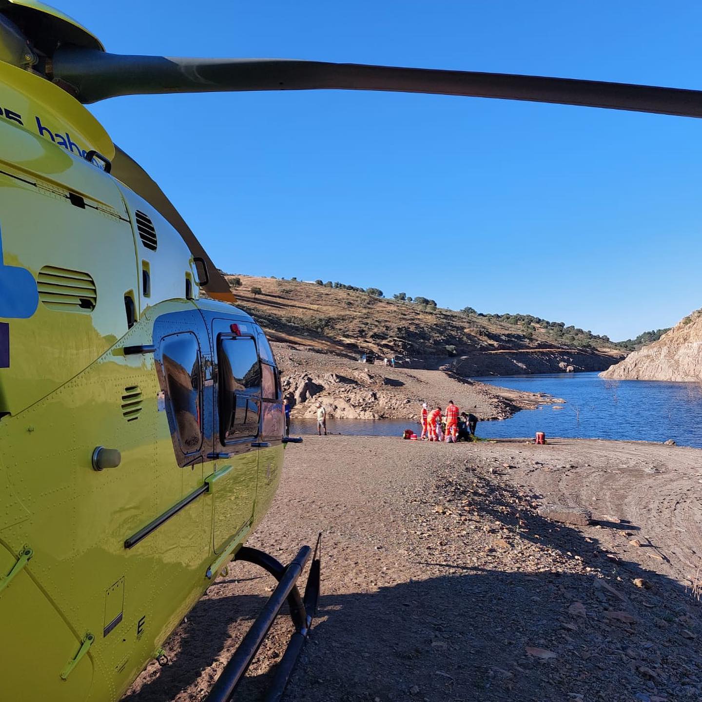 El Helicóptero Medicalizado de Salamanca rescata al varón en el pantano de Irueña 