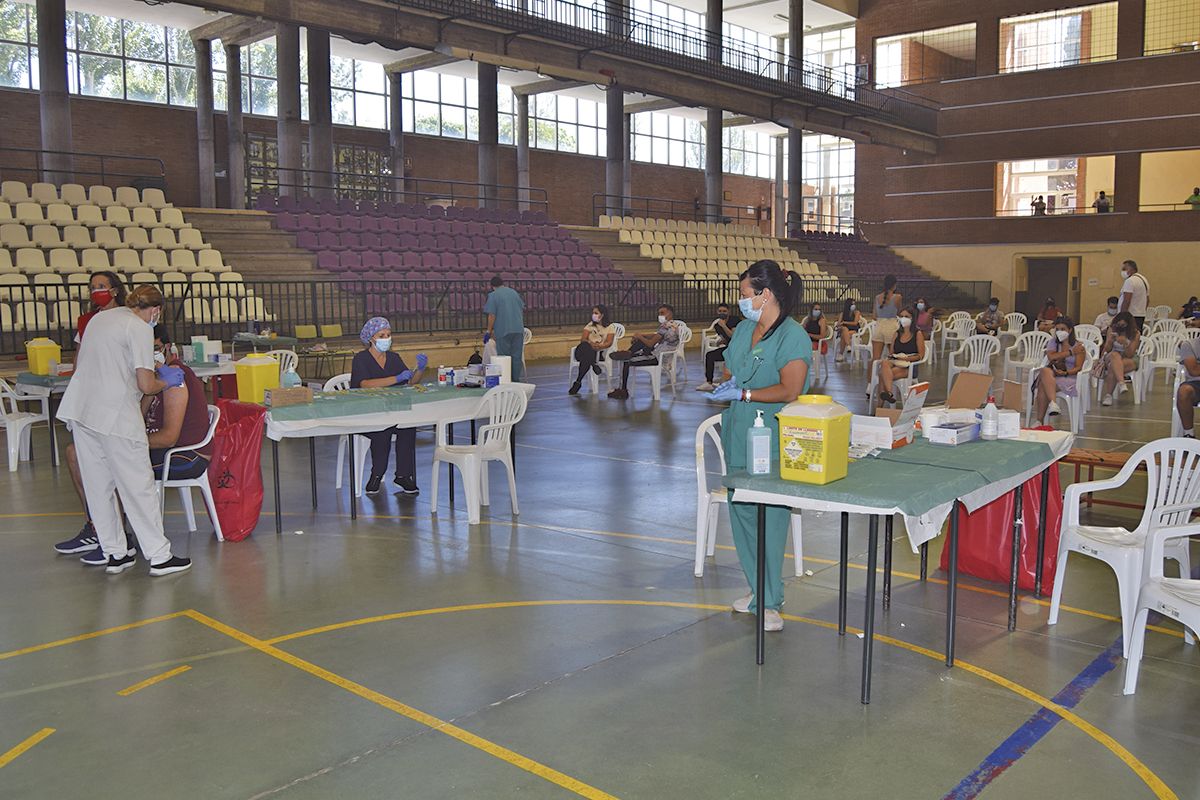 Unos 500 jóvenes de entre 25 y 29 años se han vacunado este jueves en Peñaranda. 