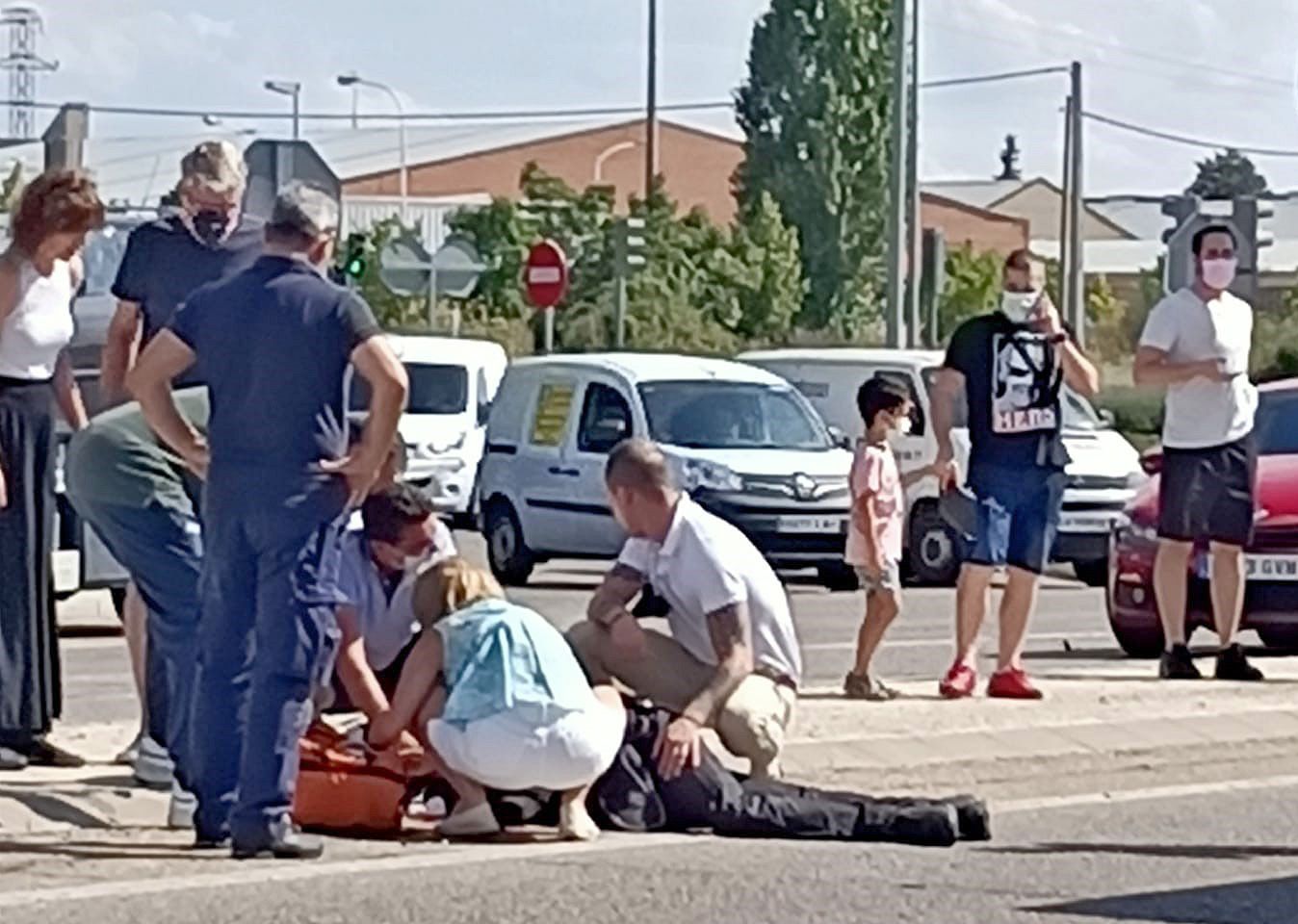 Varias personas atendieron al policía fallecido tras sufrir el accidente. Foto: ICAL.