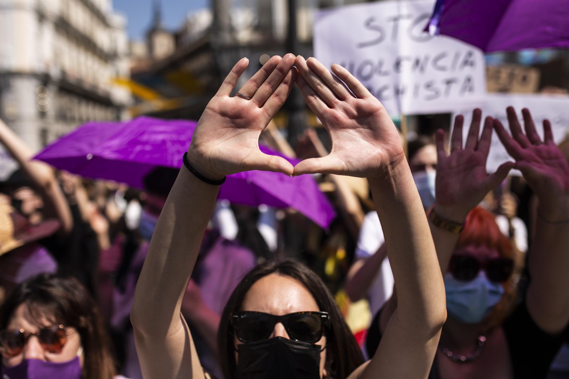 Una mujer hace un gesto feminista, durante una manifestación en Madrid. Foto EP.