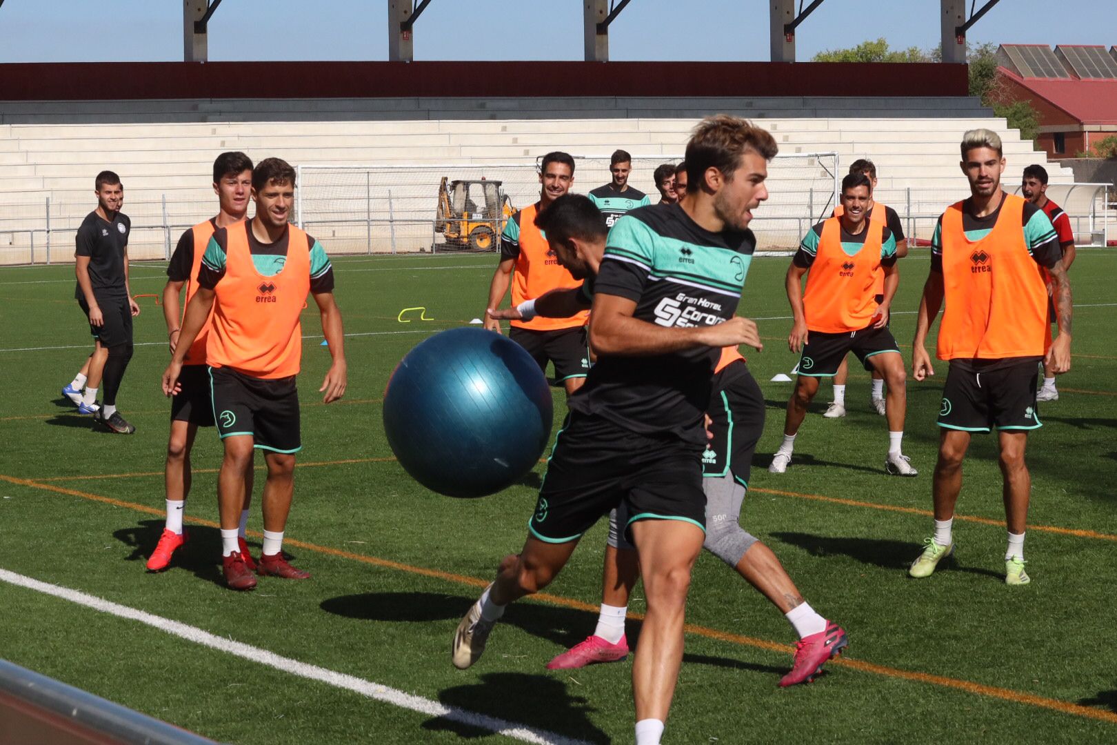 Carlos de la Nava, durante uno de los juegos en el entrenamiento de Unionistas / FOTO: SALAMANCA24HORAS.COM