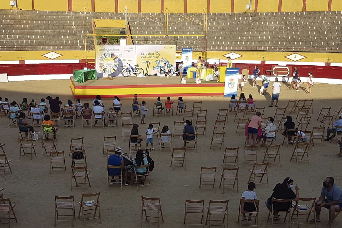 La ruleta del reciclaje ha abierto el programa cultural de Babilafuente precio a las fiestas. 