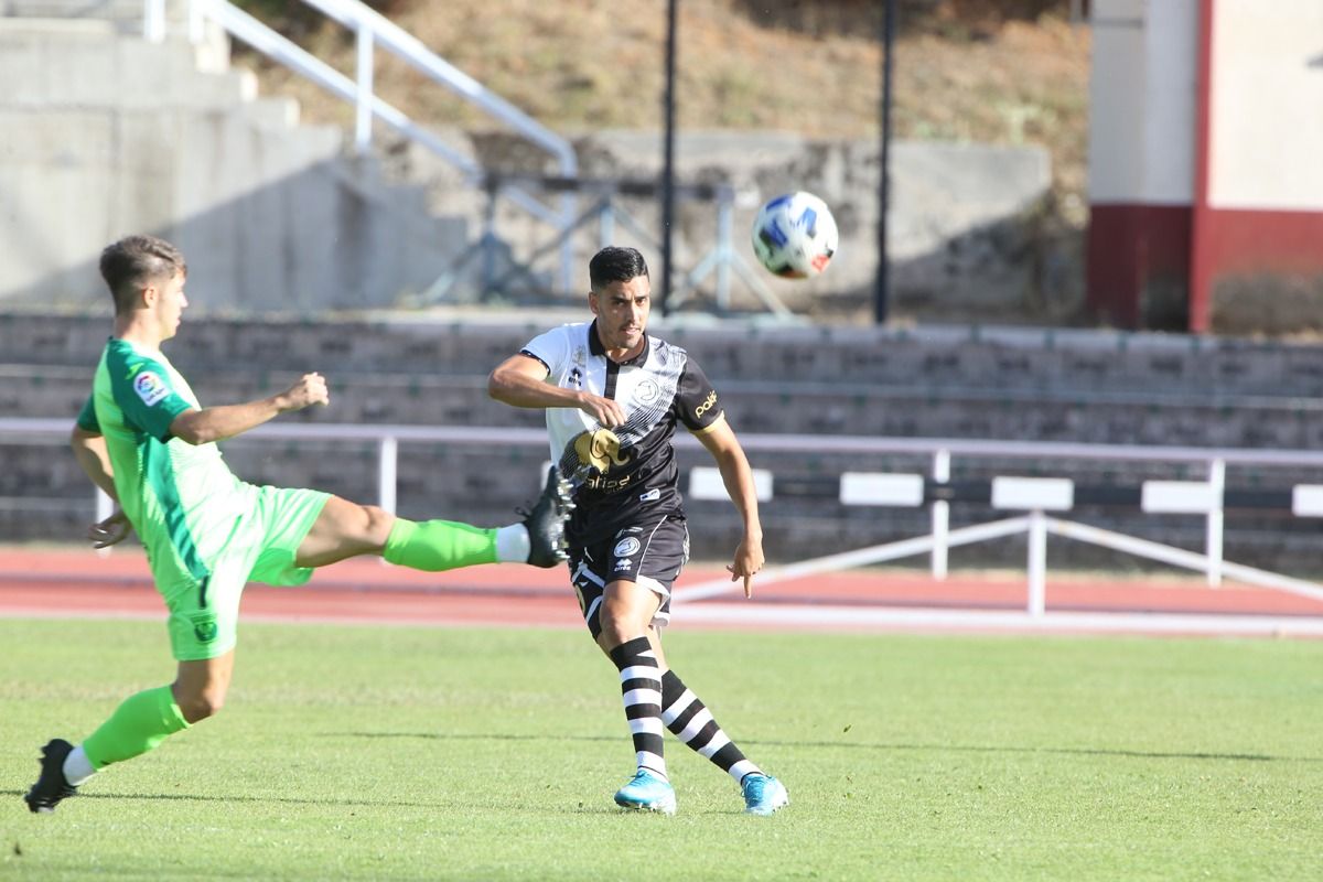 Borja Herrera golpea en largo ante el Leganés B / FOTO: SALAMANCA24HORAS.COM