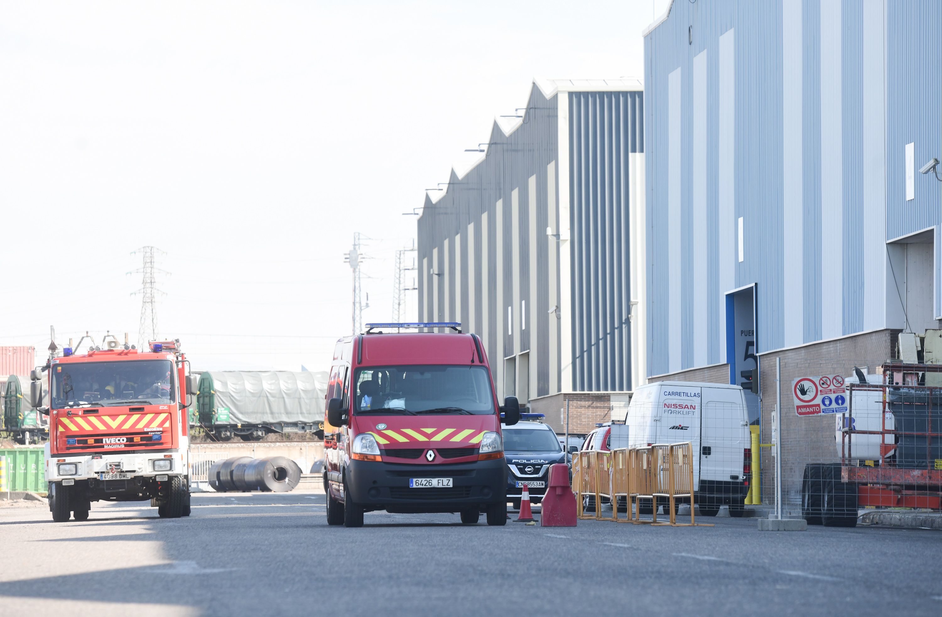 Bomberos en la fábrica.