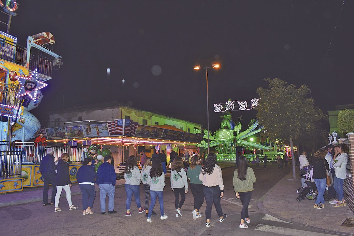 Fotografía de archivo de atracciones en el Real de la Feria de Peñaranda. 