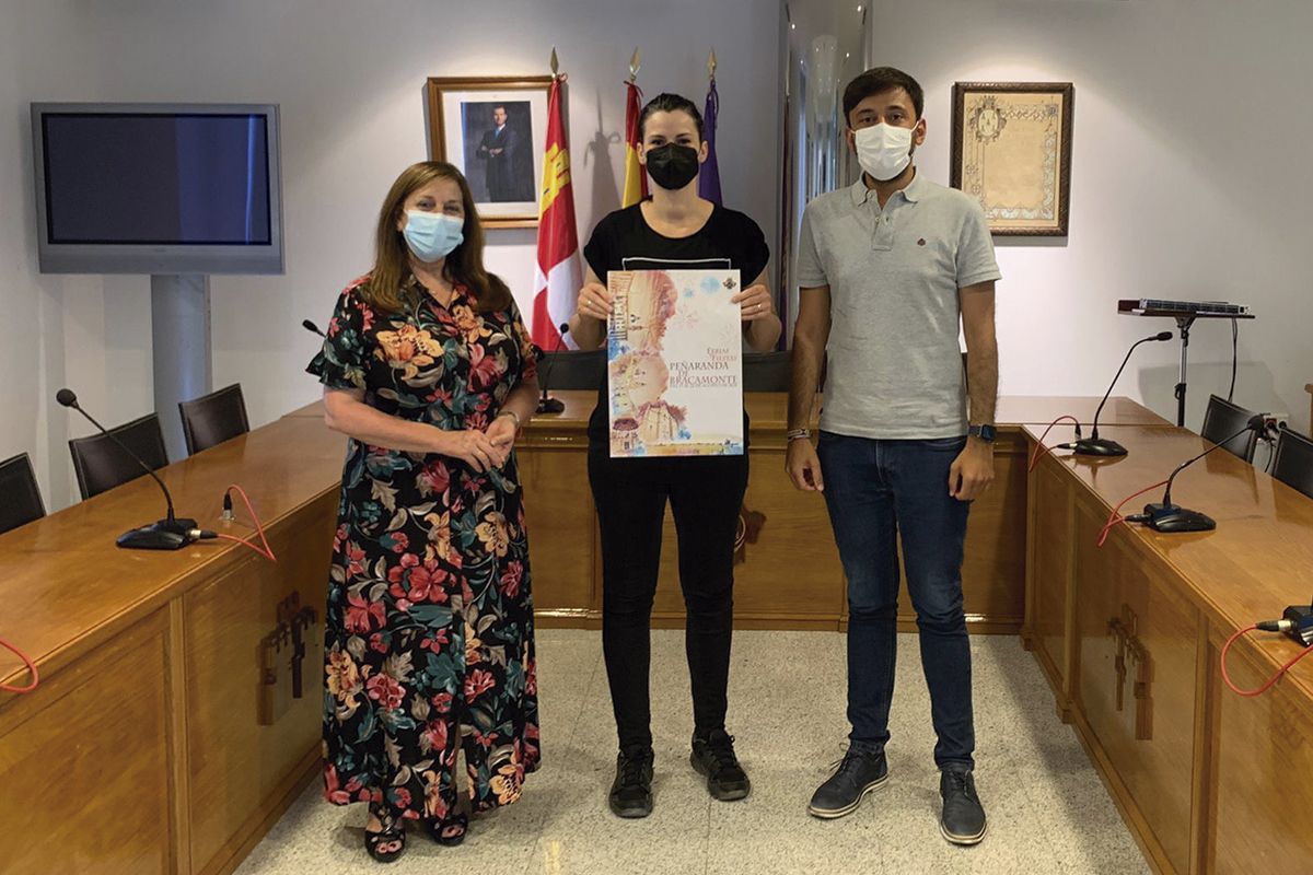 María Luz Sánchez González junto a la alcaldesa de Peñaranda, Carmen Ávila, y el concejal de Festejos, Francisco Díaz