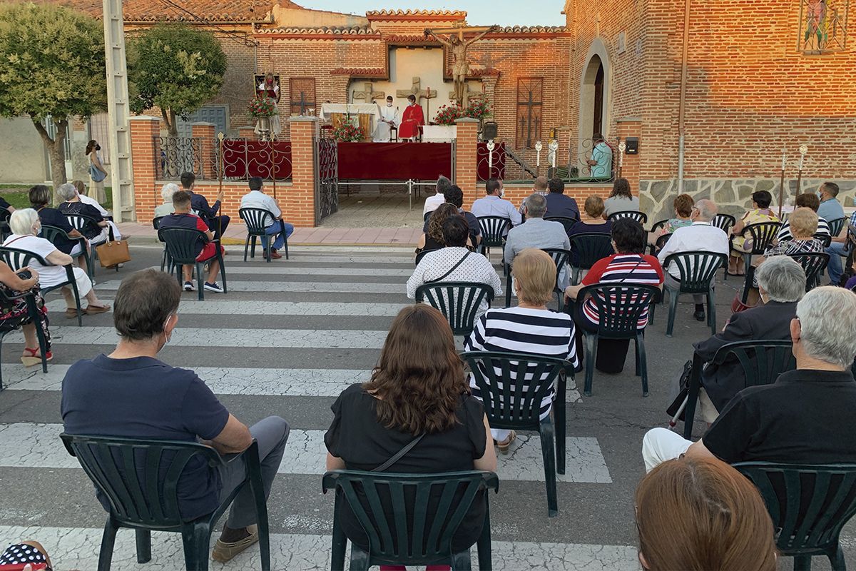 La eucaristía con motivo de la fiesta del Cristo del Humilladero se ha celebrado en el exterior del pequeño templo