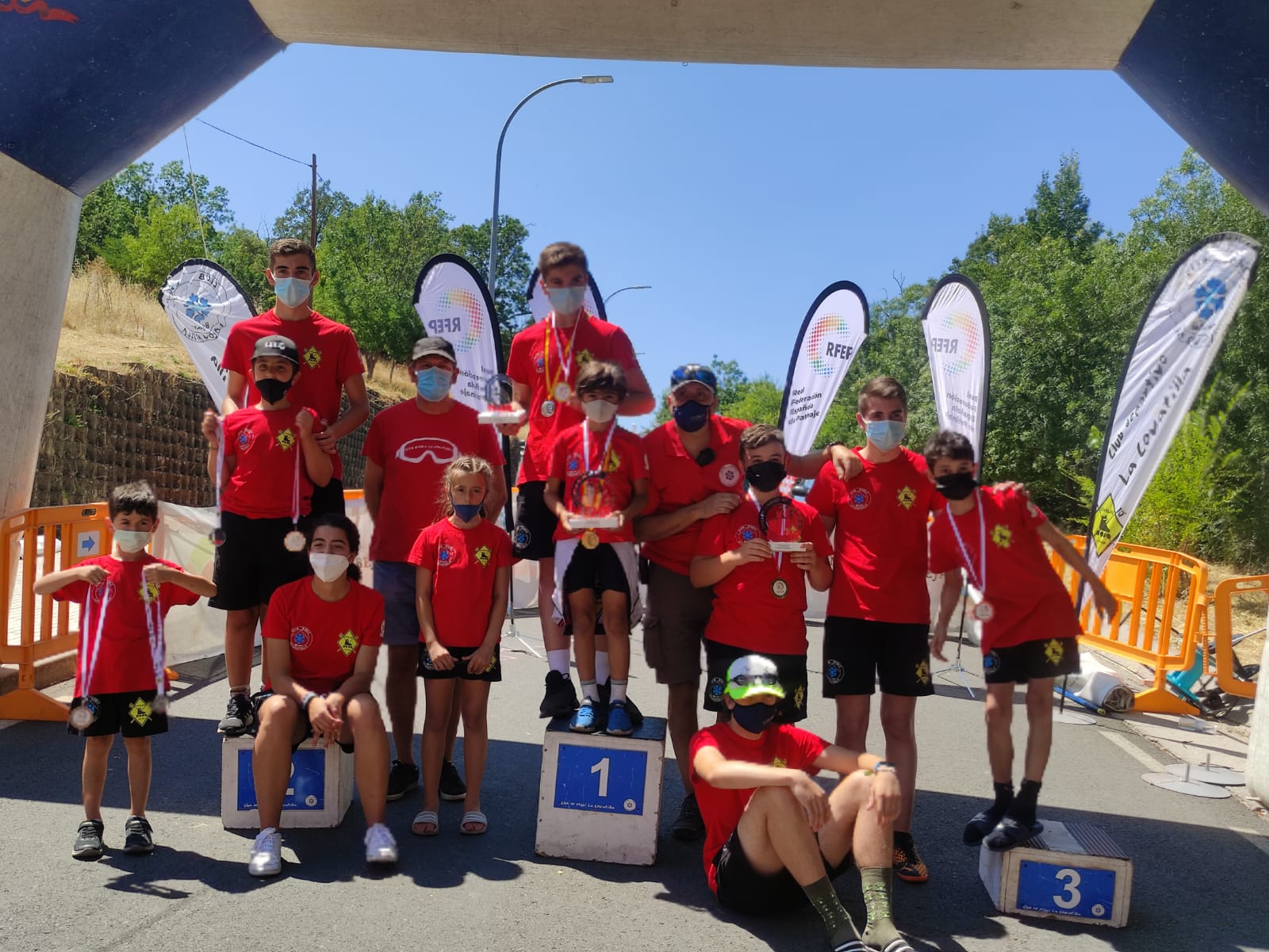 El equipo charro posa con sus trofeos.