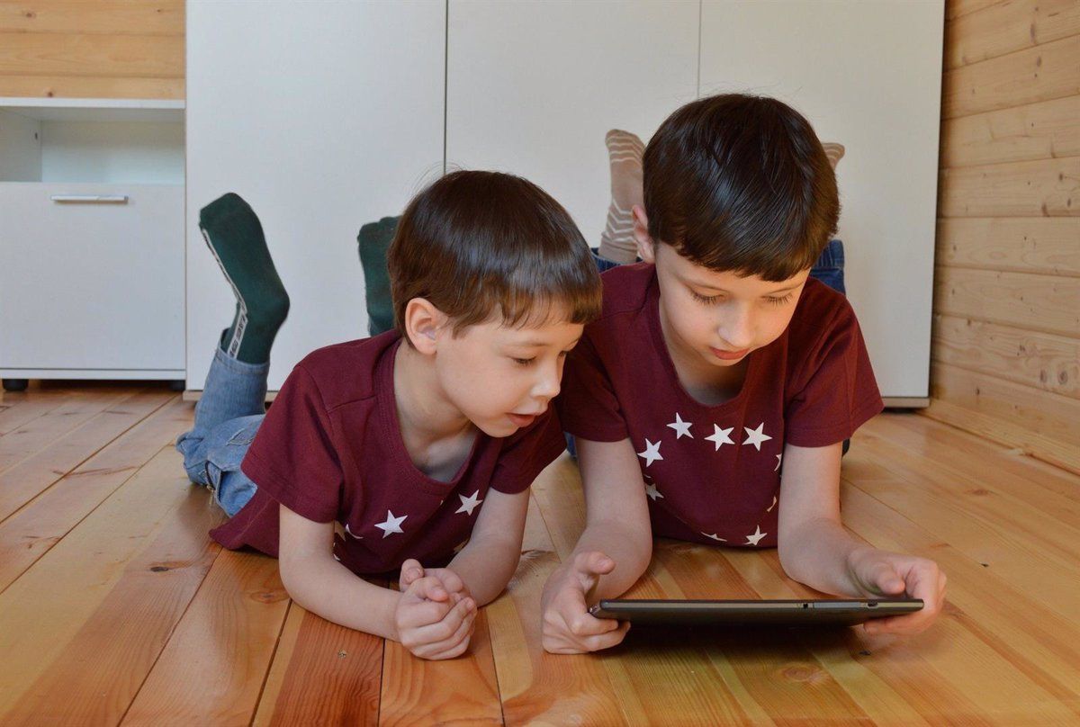 Niños usando tabletas. Europa Press