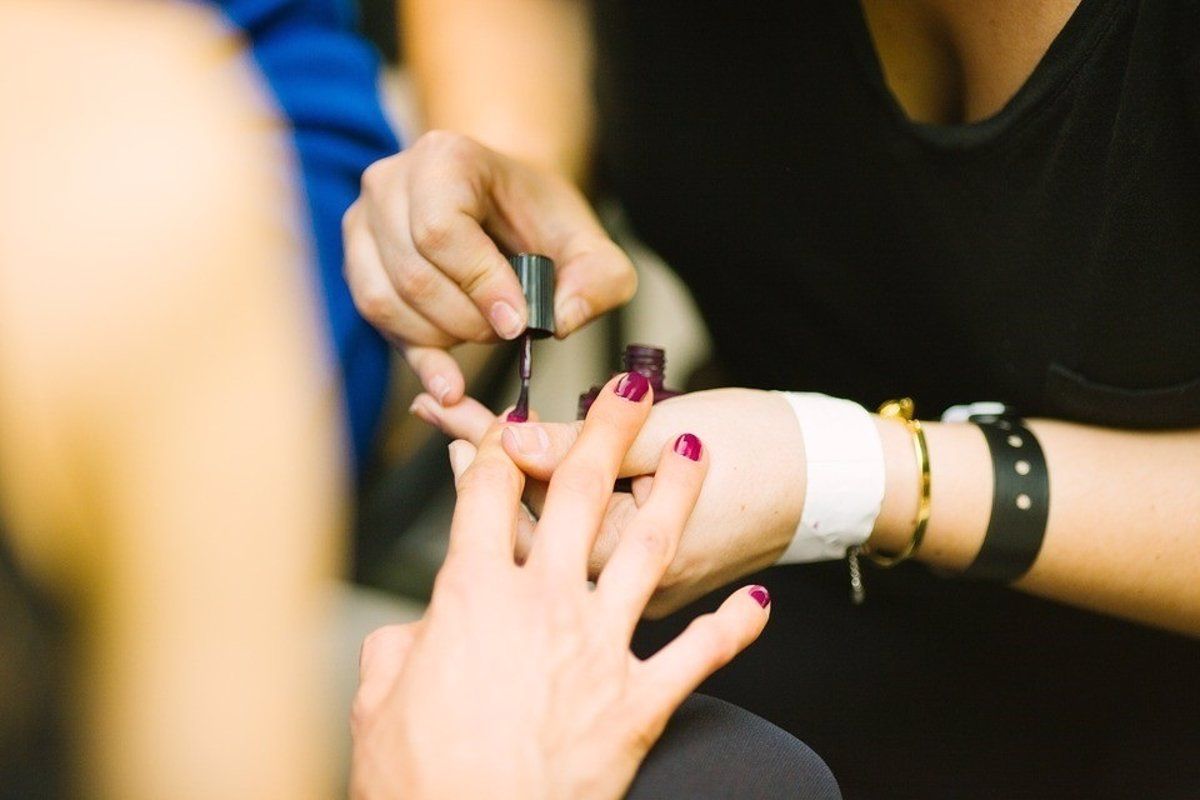 Mujer pintándose las uñas | Fotografía EP