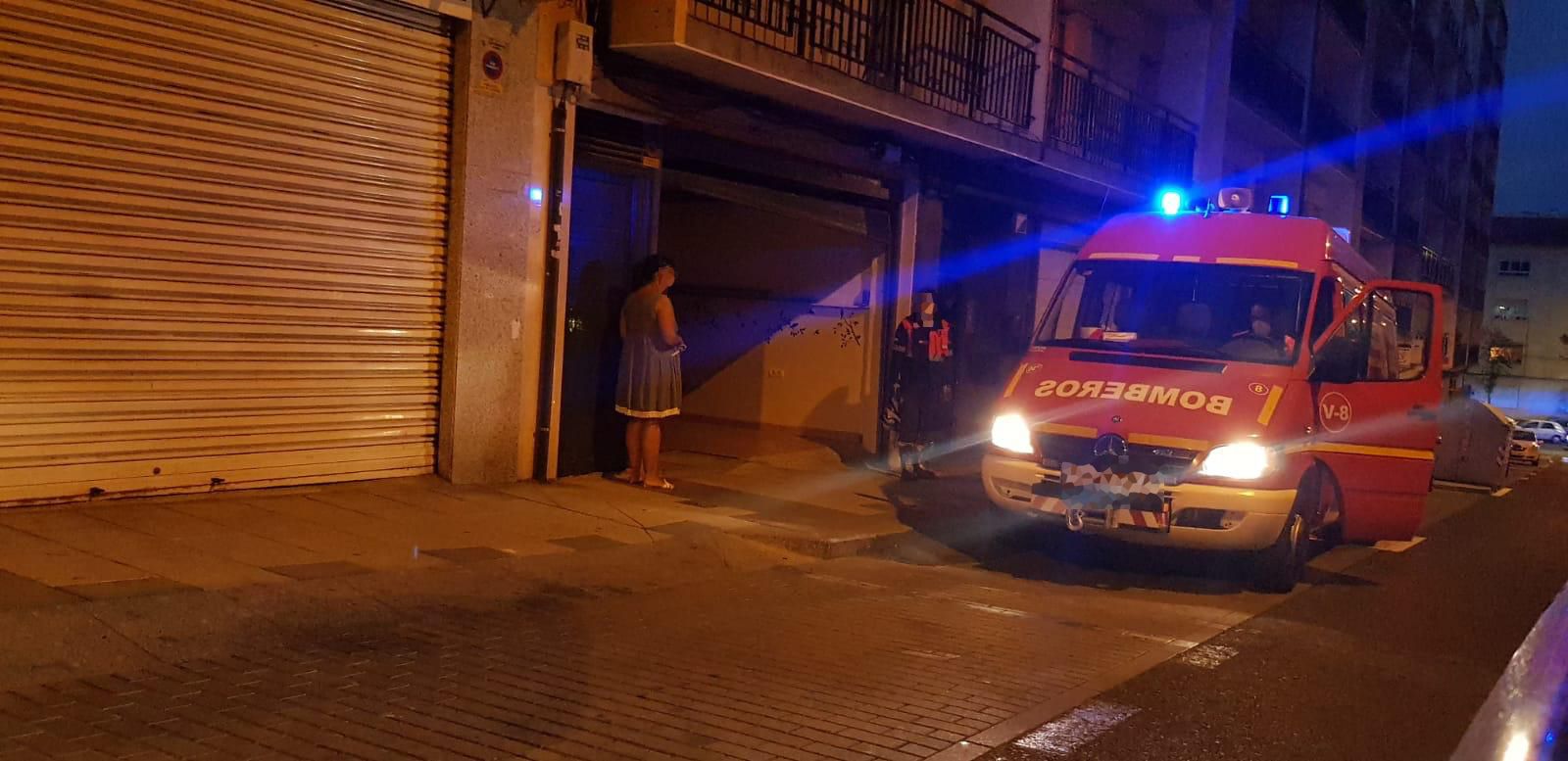 La furgoneta de Salvamento de los Bomberos del Ayuntamiento de Salamanca en la calle Galileo